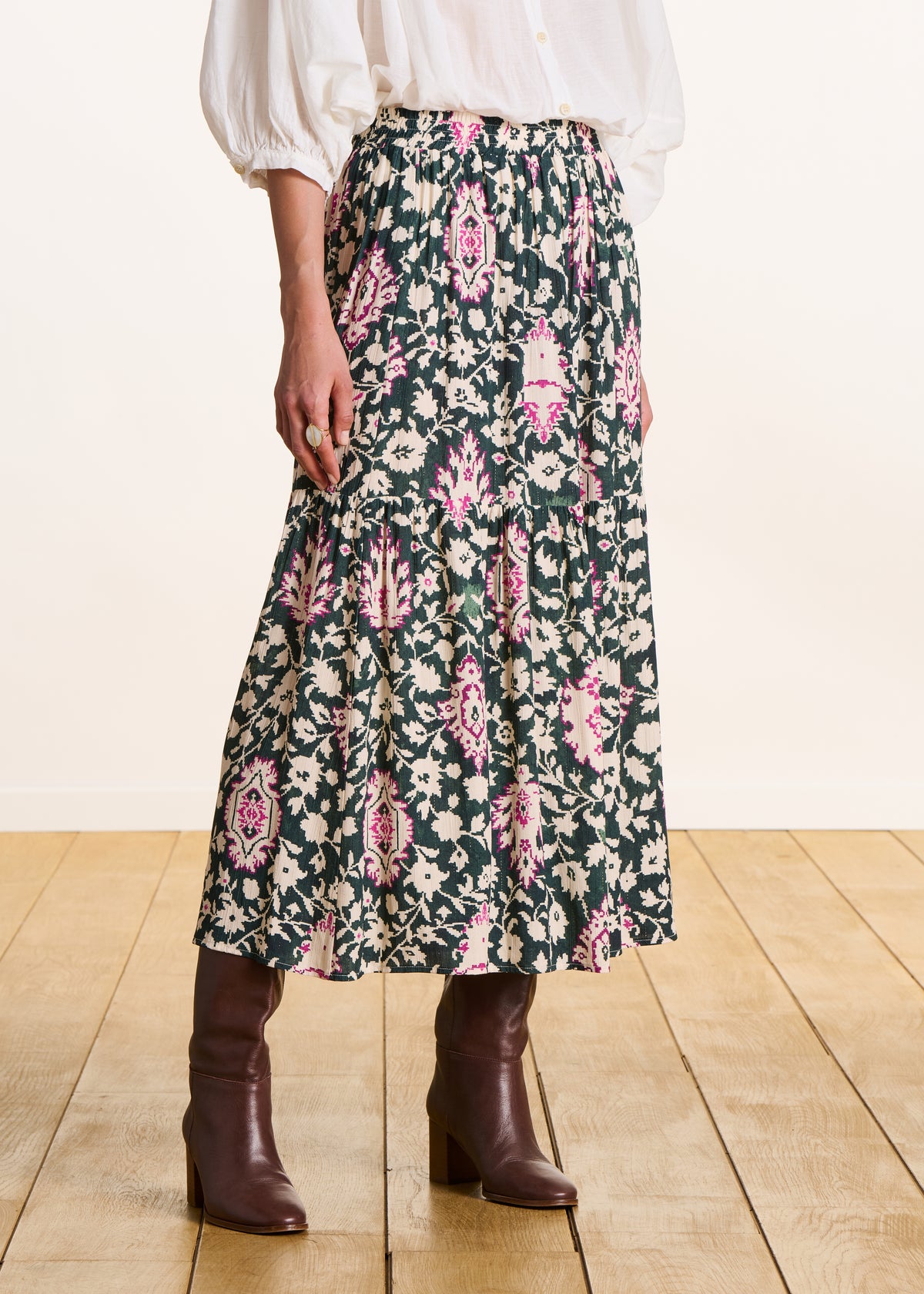 Falda larga verde oscuro con cintura elástica y estampado