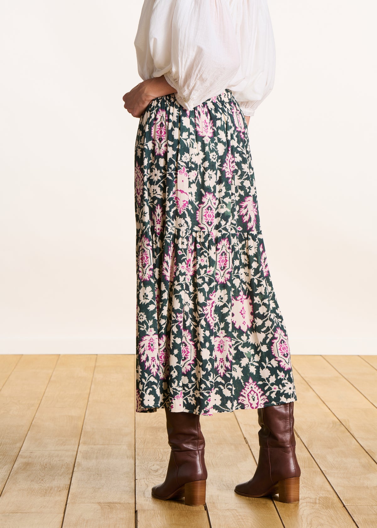 Falda larga verde oscuro con cintura elástica y estampado