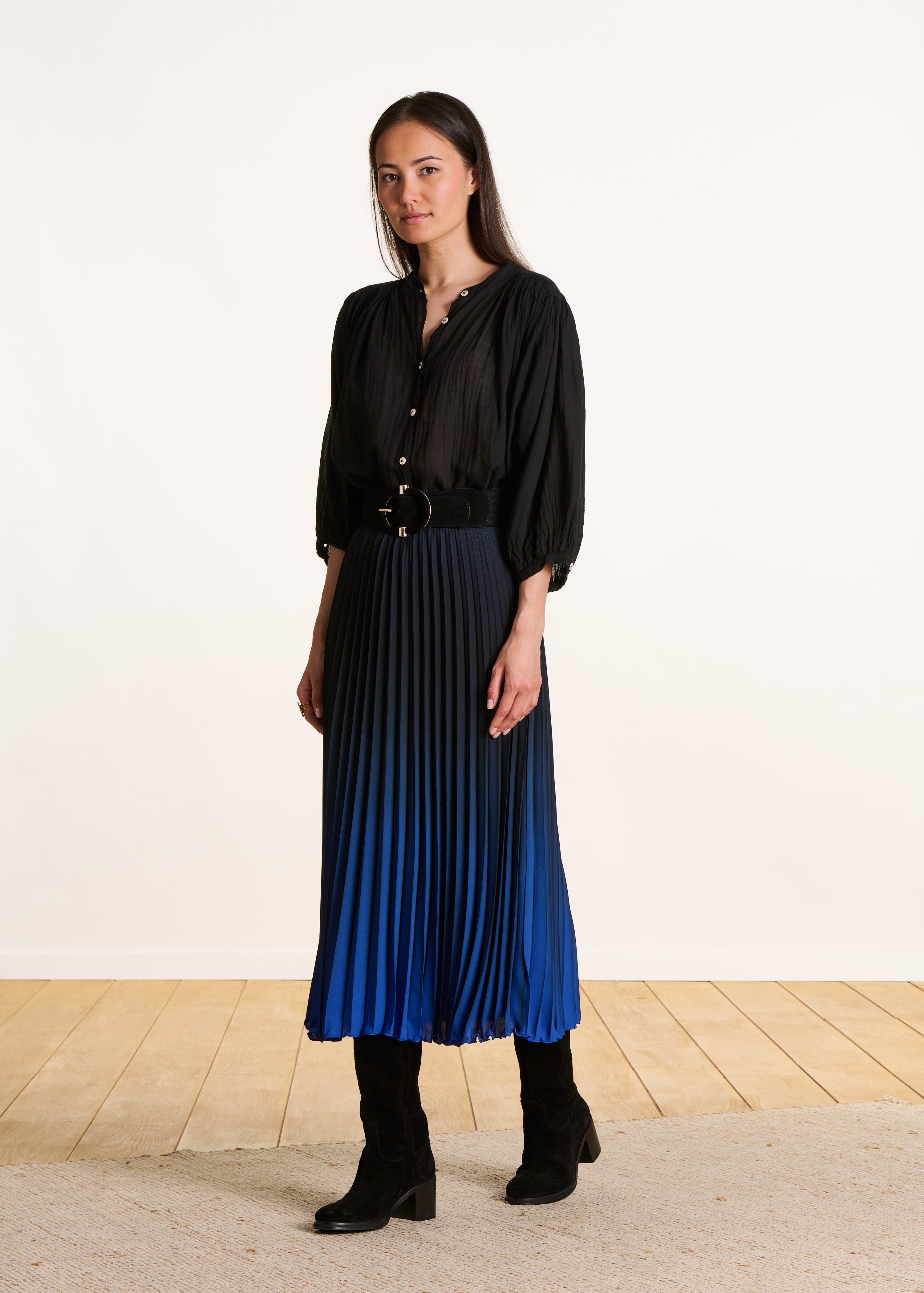 Gonna lunga a pieghe blu e nero con fascia elastica in vita La