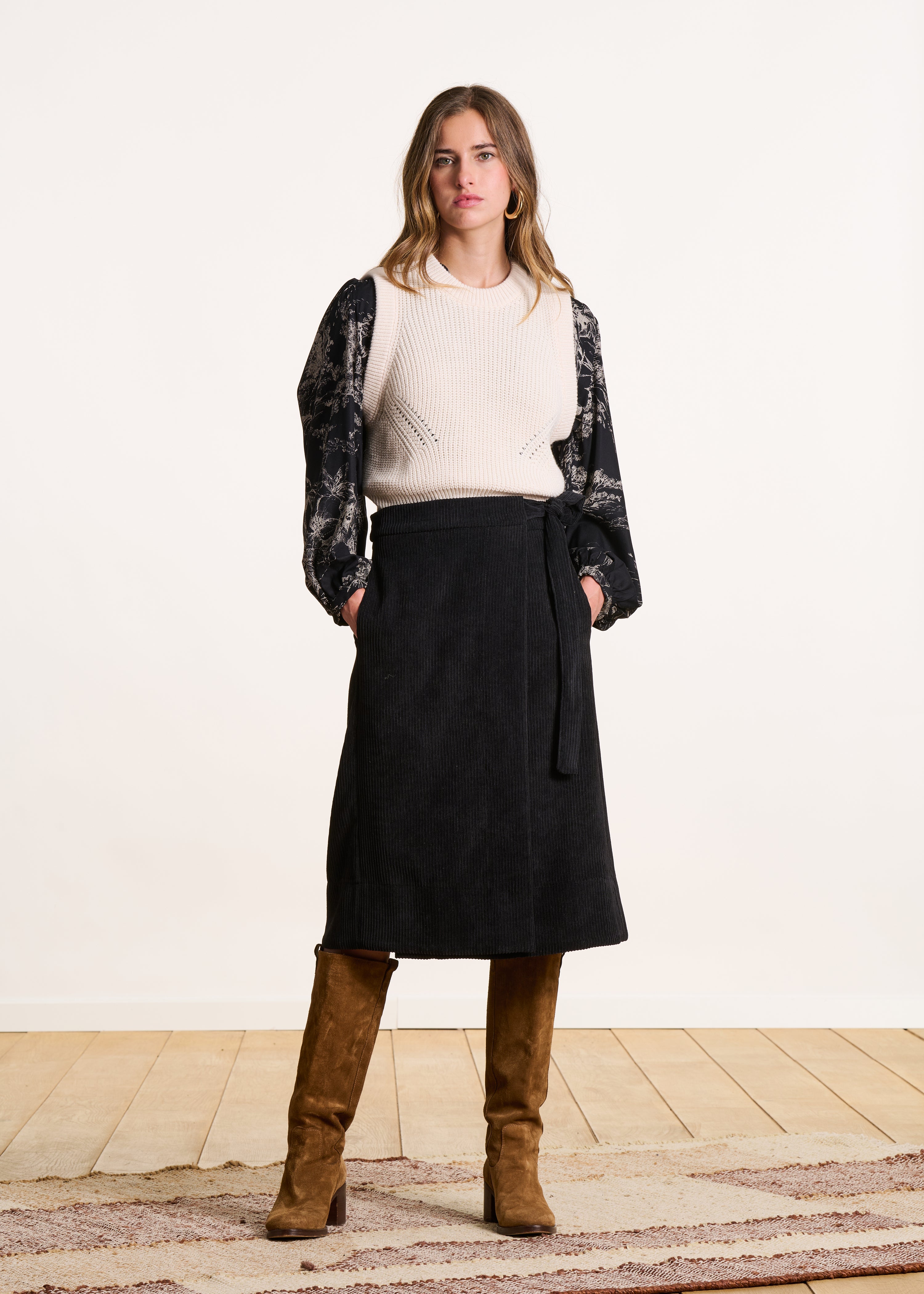 Jupe portefeuille mi-longue en velours côtelé noir La Fée Maraboutée