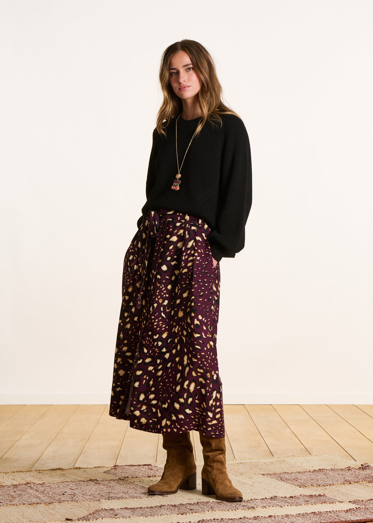 Falda midi abotonada burdeos con estampado de leopardo