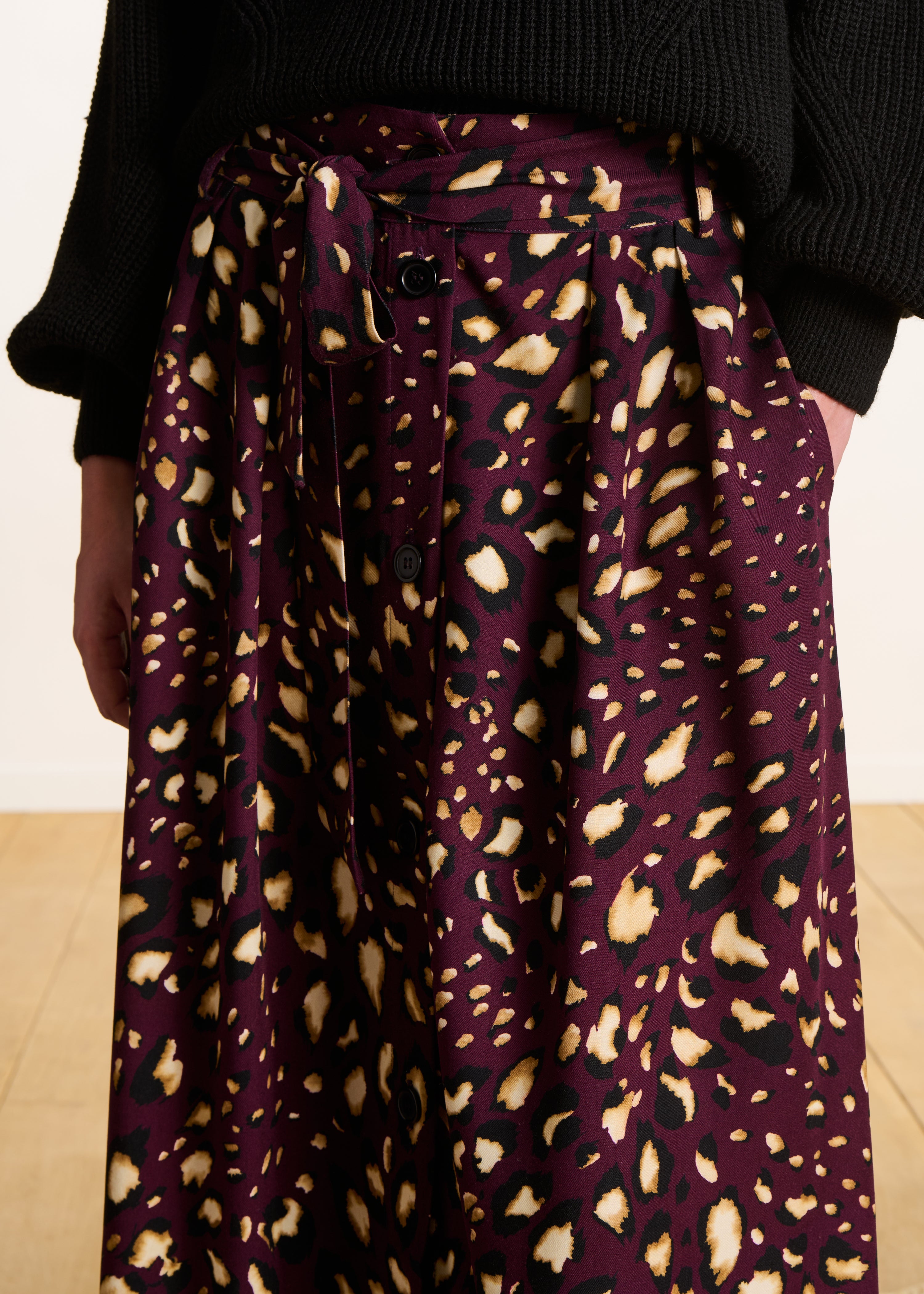Falda midi abotonada burdeos con estampado de leopardo