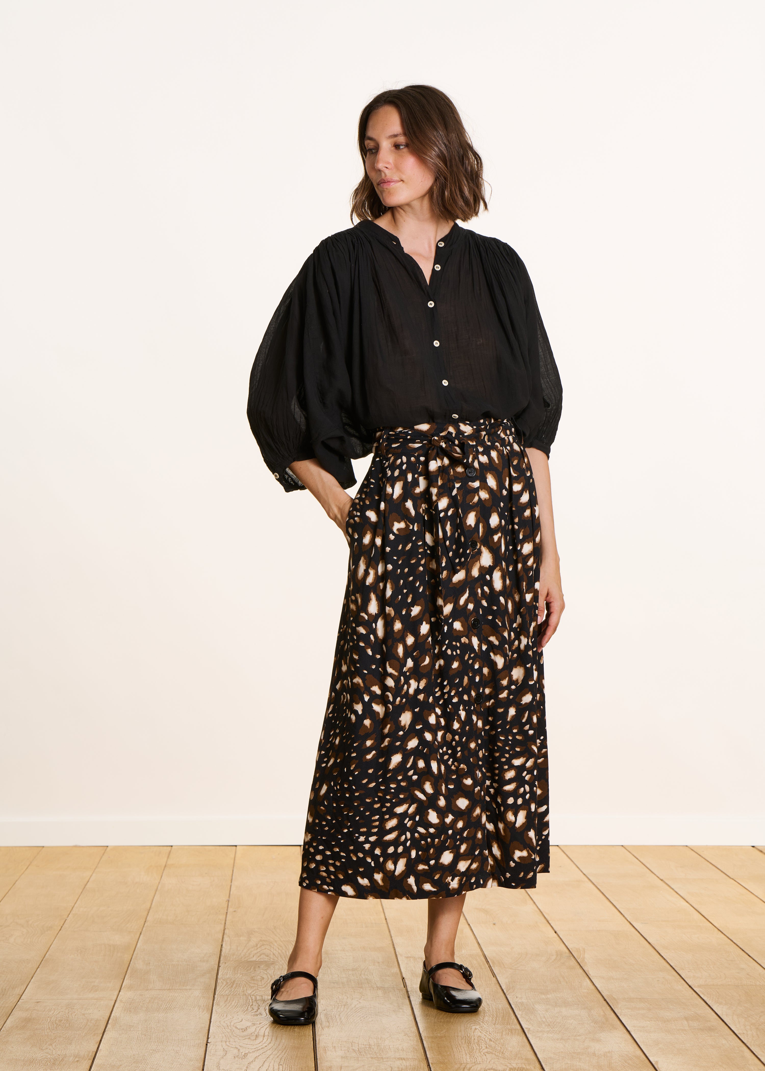Falda midi abotonada negra con estampado de leopardo