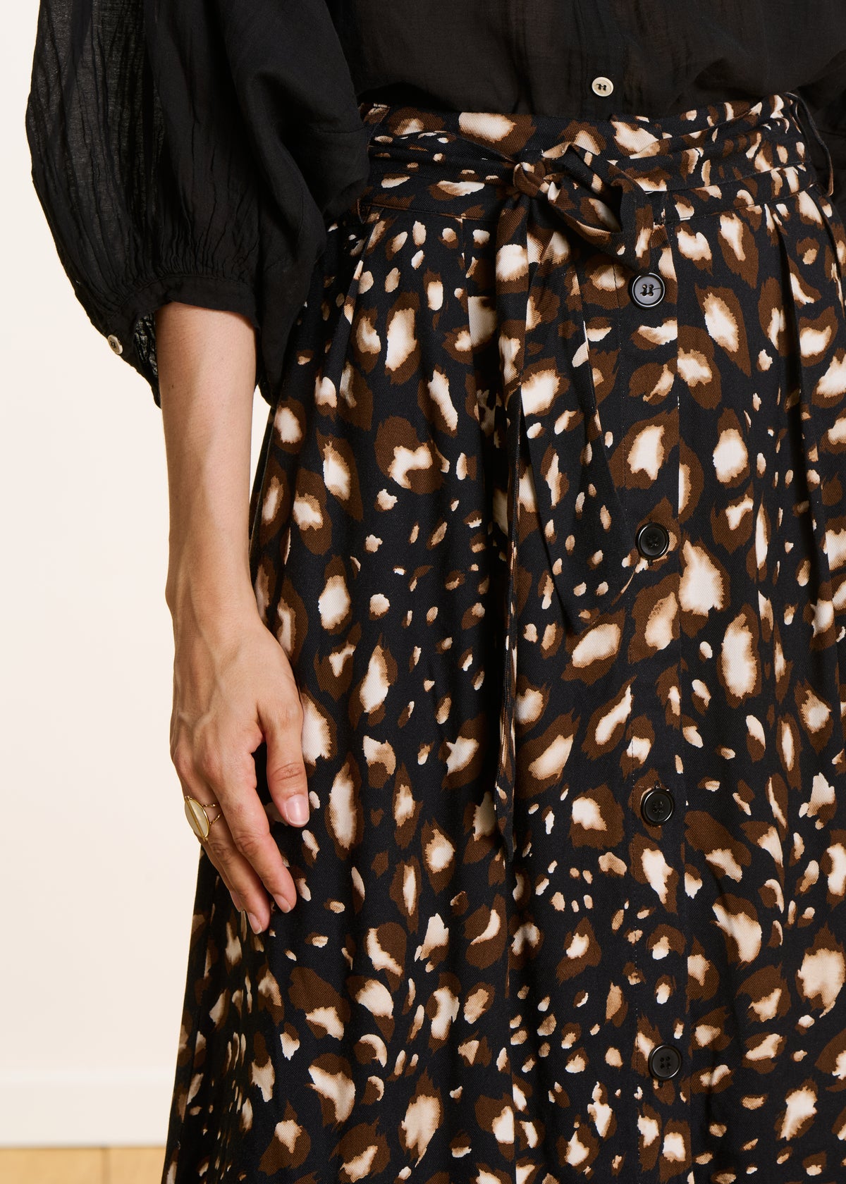 Falda midi abotonada negra con estampado de leopardo