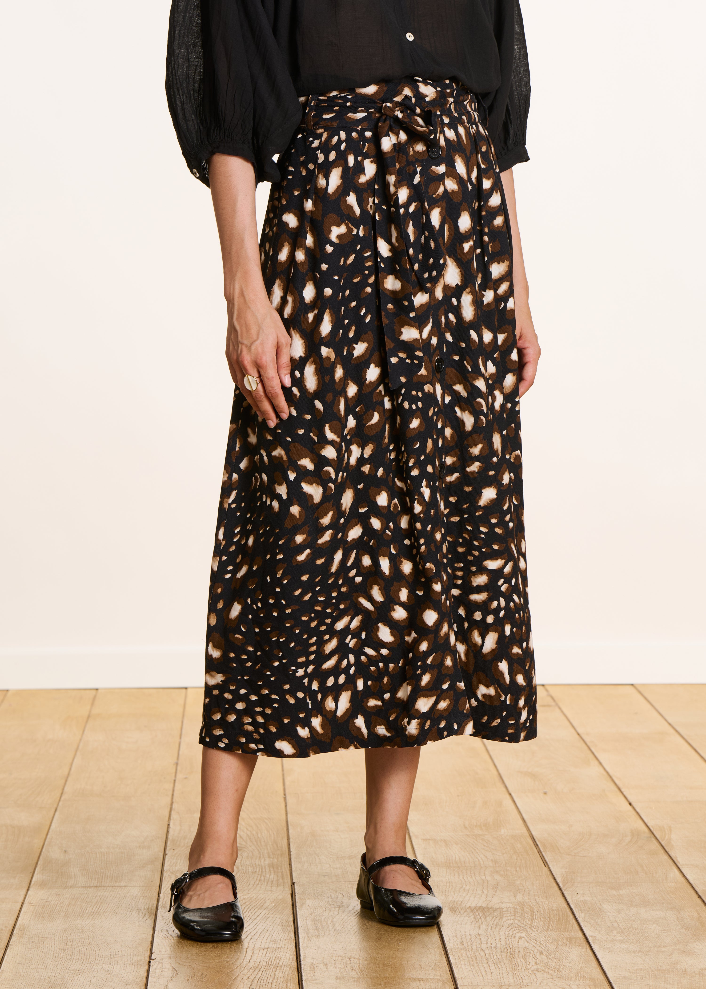 Falda midi abotonada negra con estampado de leopardo