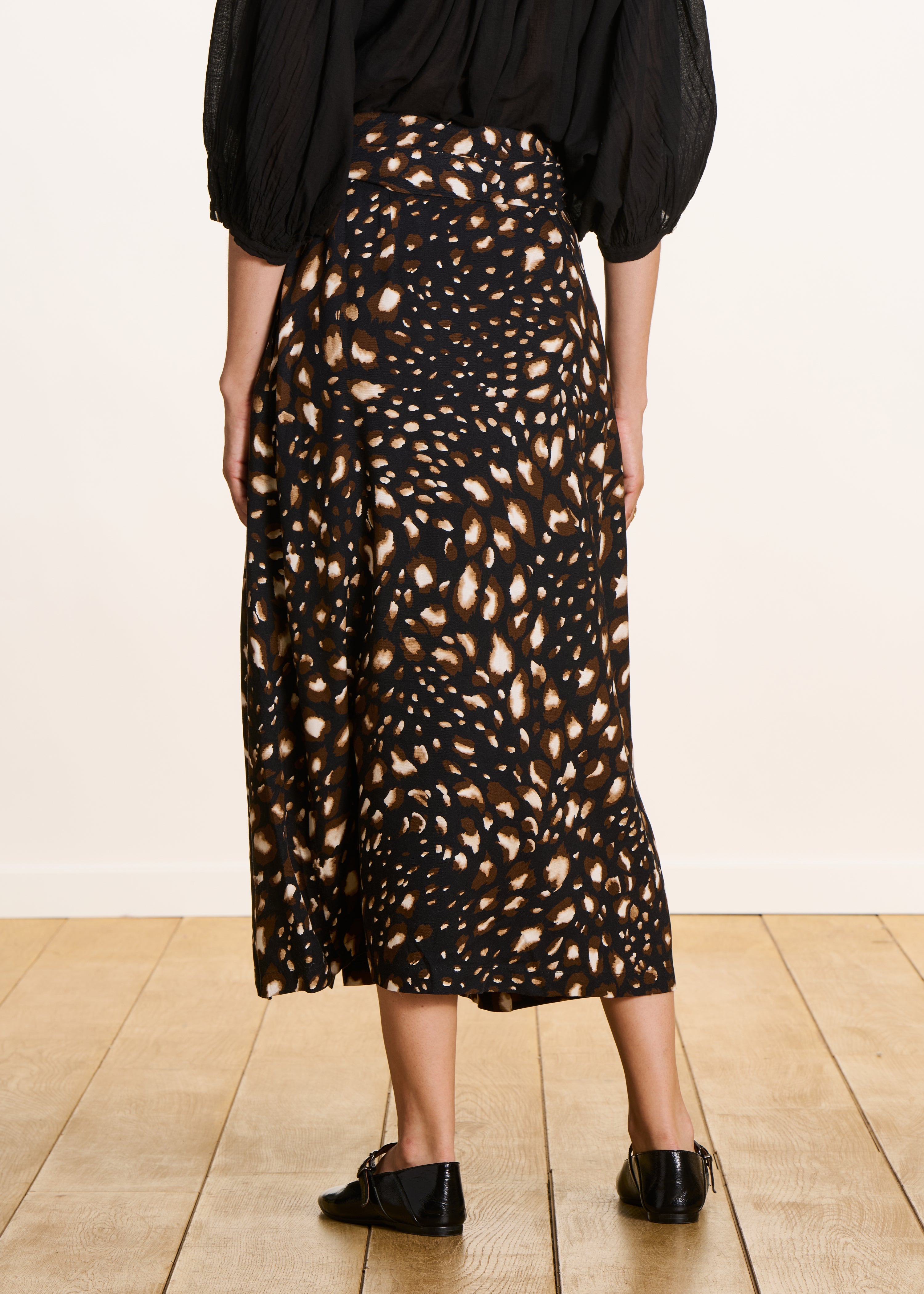 Falda midi abotonada negra con estampado de leopardo