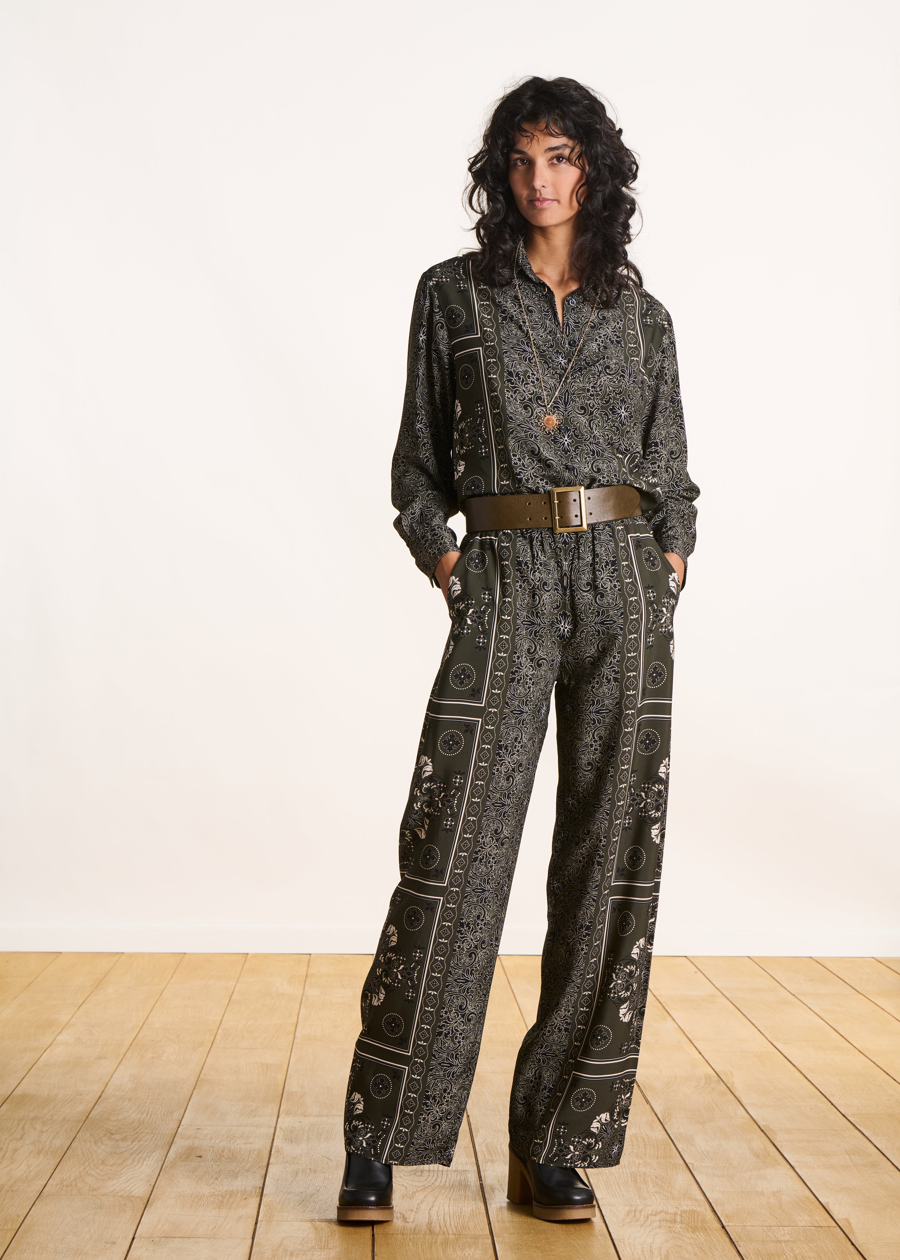 Pantalon fluide kaki à imprimé foulard taille élastique