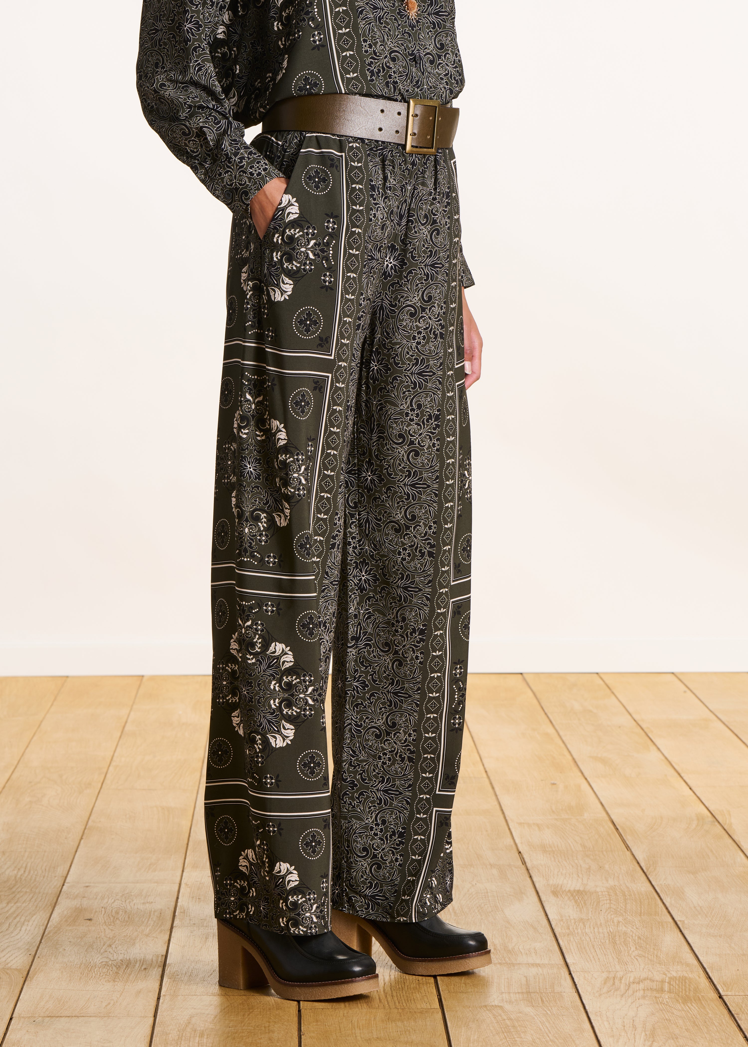Pantalon fluide kaki à imprimé foulard taille élastique