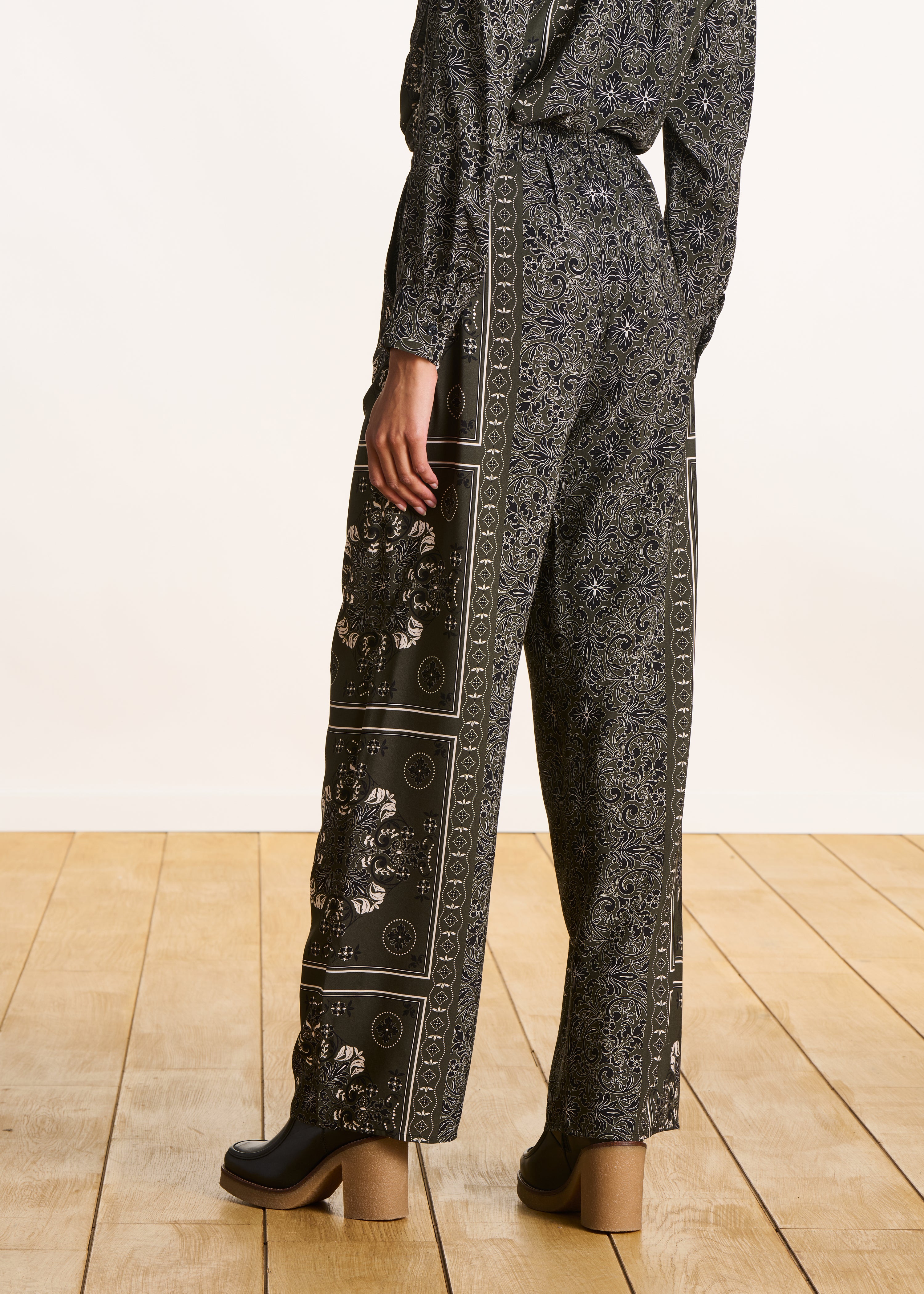 Pantalon fluide kaki à imprimé foulard taille élastique