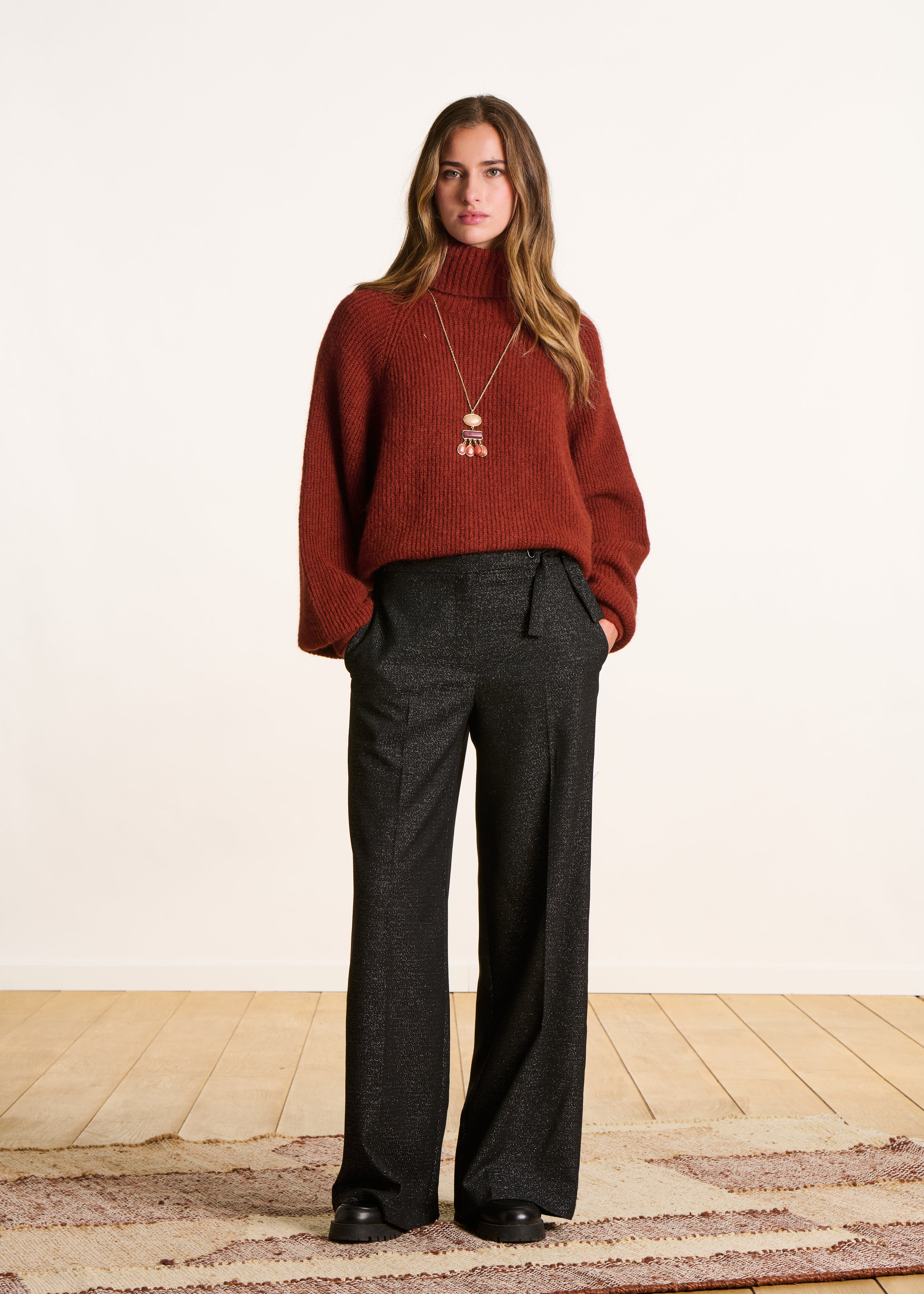 Pantalon droit et large noir irisé