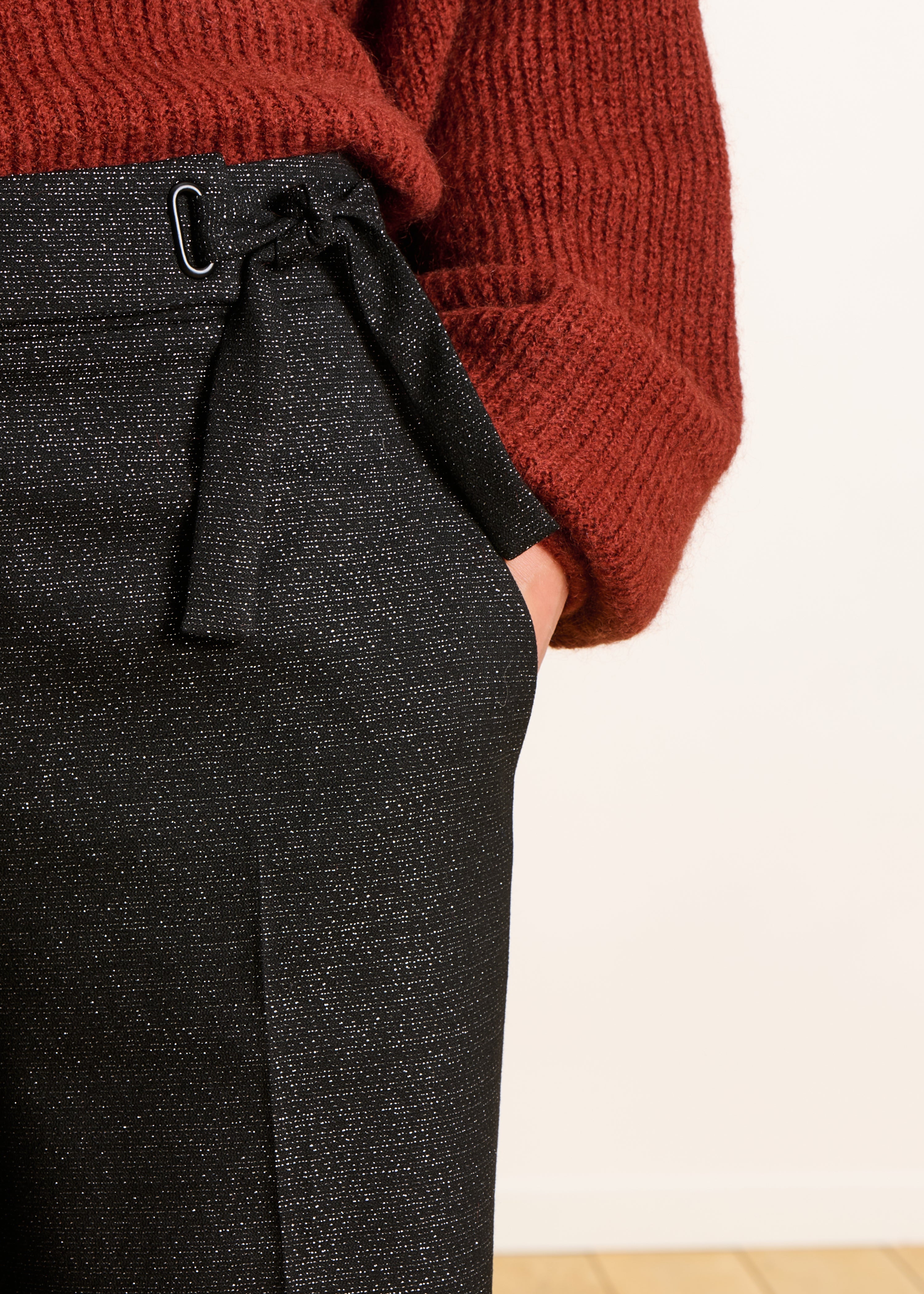 Pantalon droit et large noir irisé