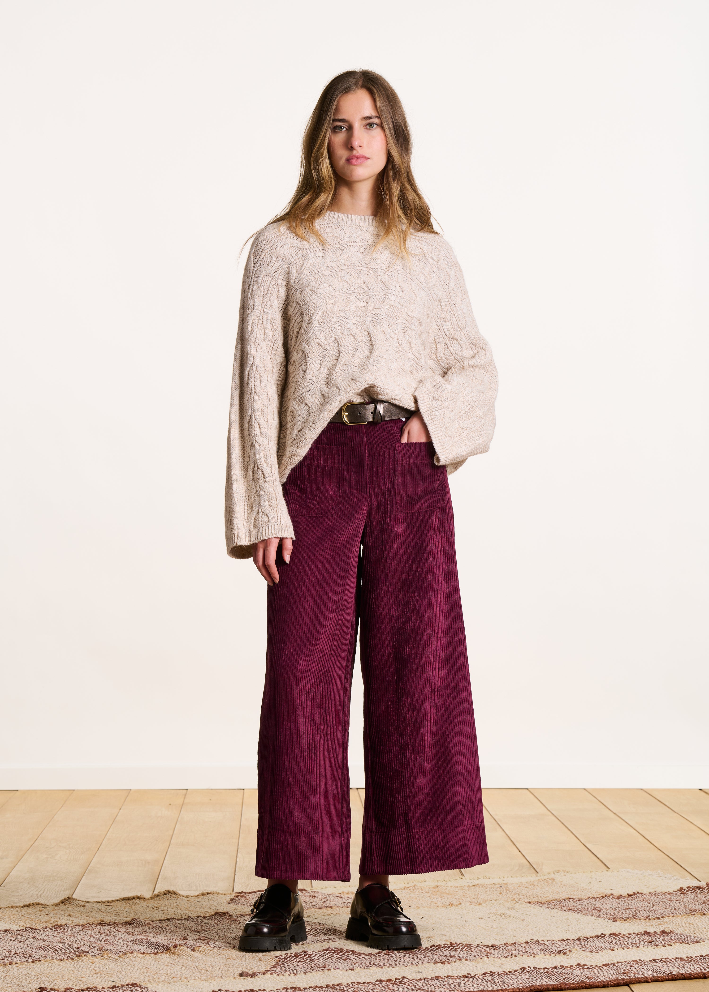Pantalón cropped ancho en terciopelo acanalado burdeos