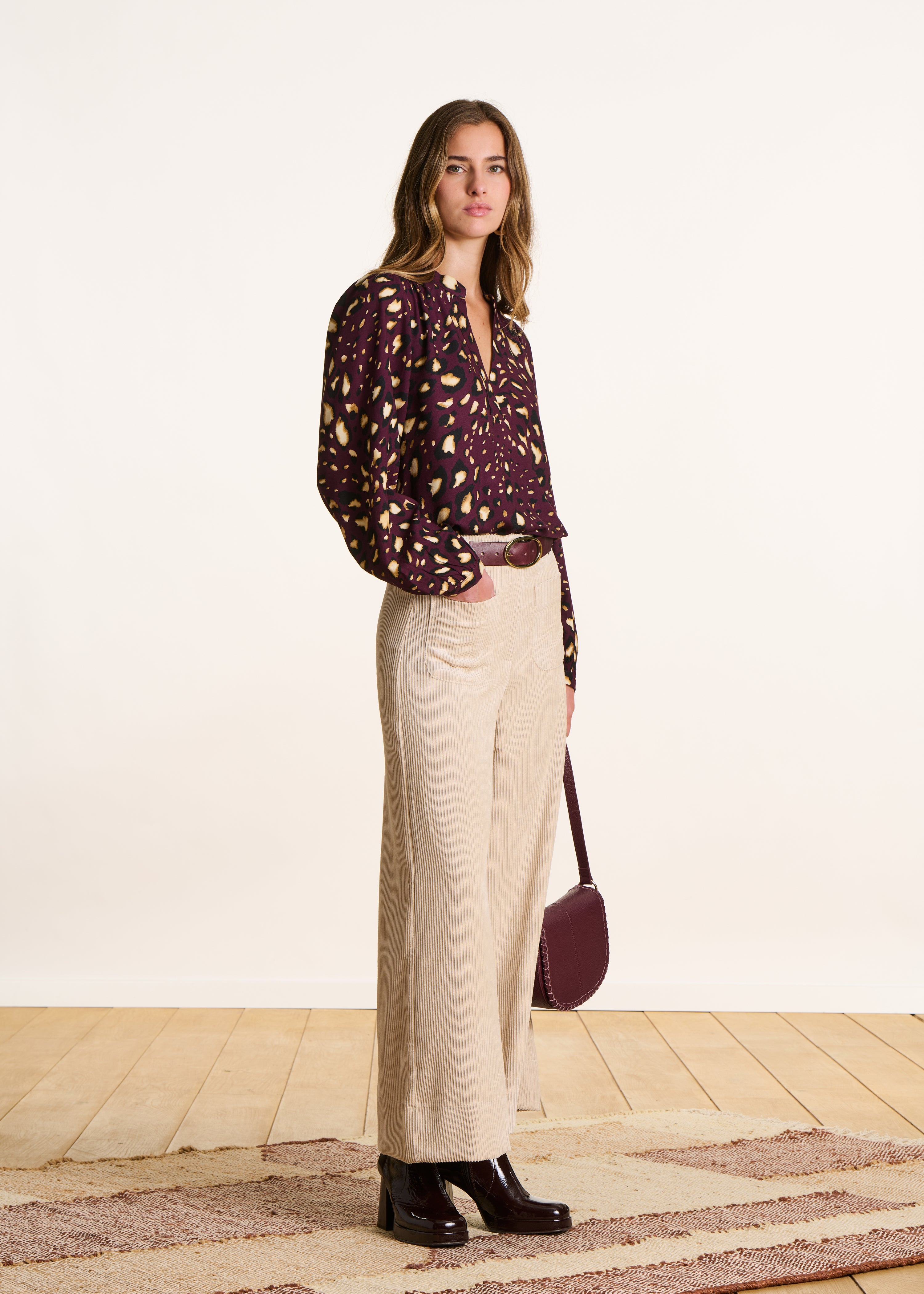 Pantalón cropped ancho en terciopelo acanalado écru