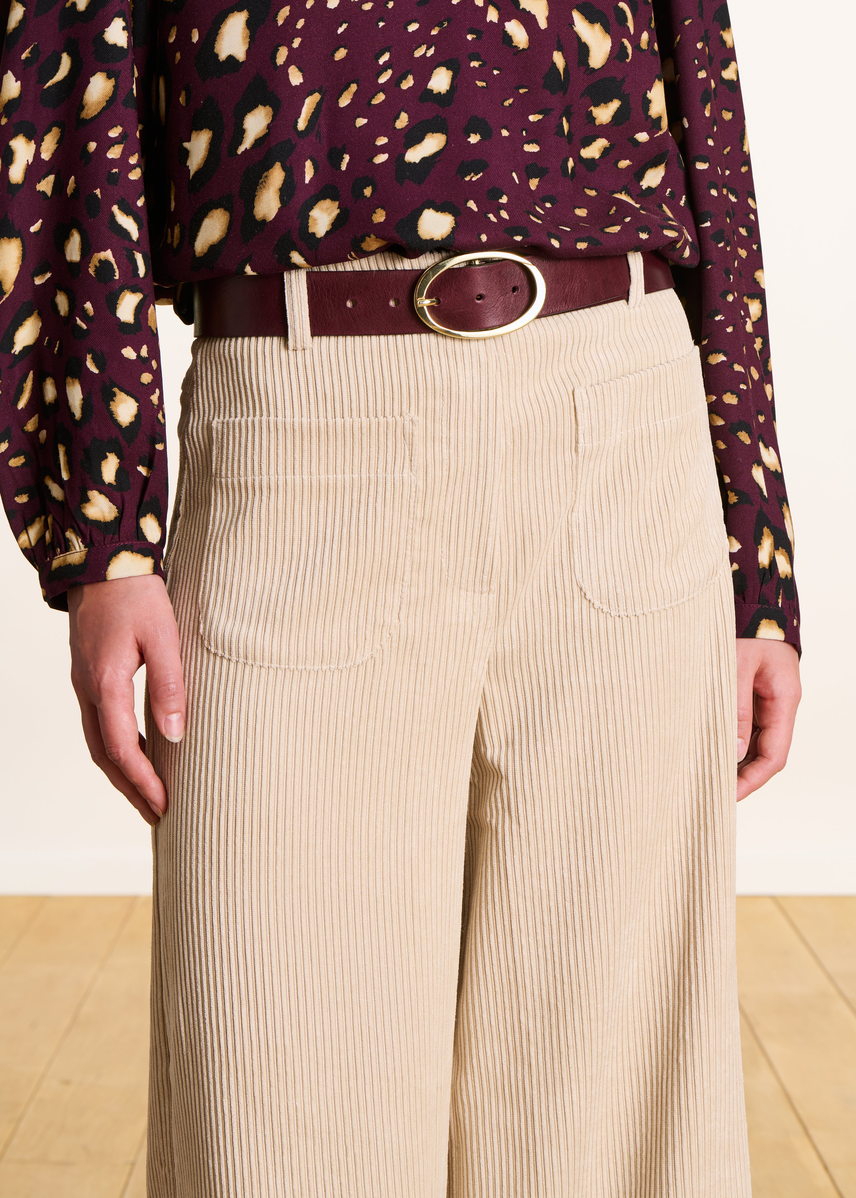Pantalón cropped ancho en terciopelo acanalado écru
