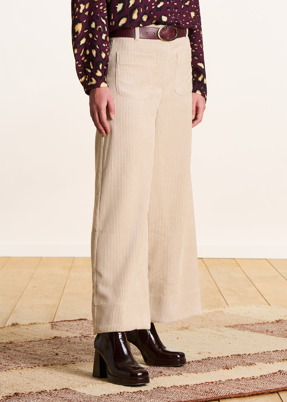 Pantalón cropped ancho en terciopelo acanalado écru