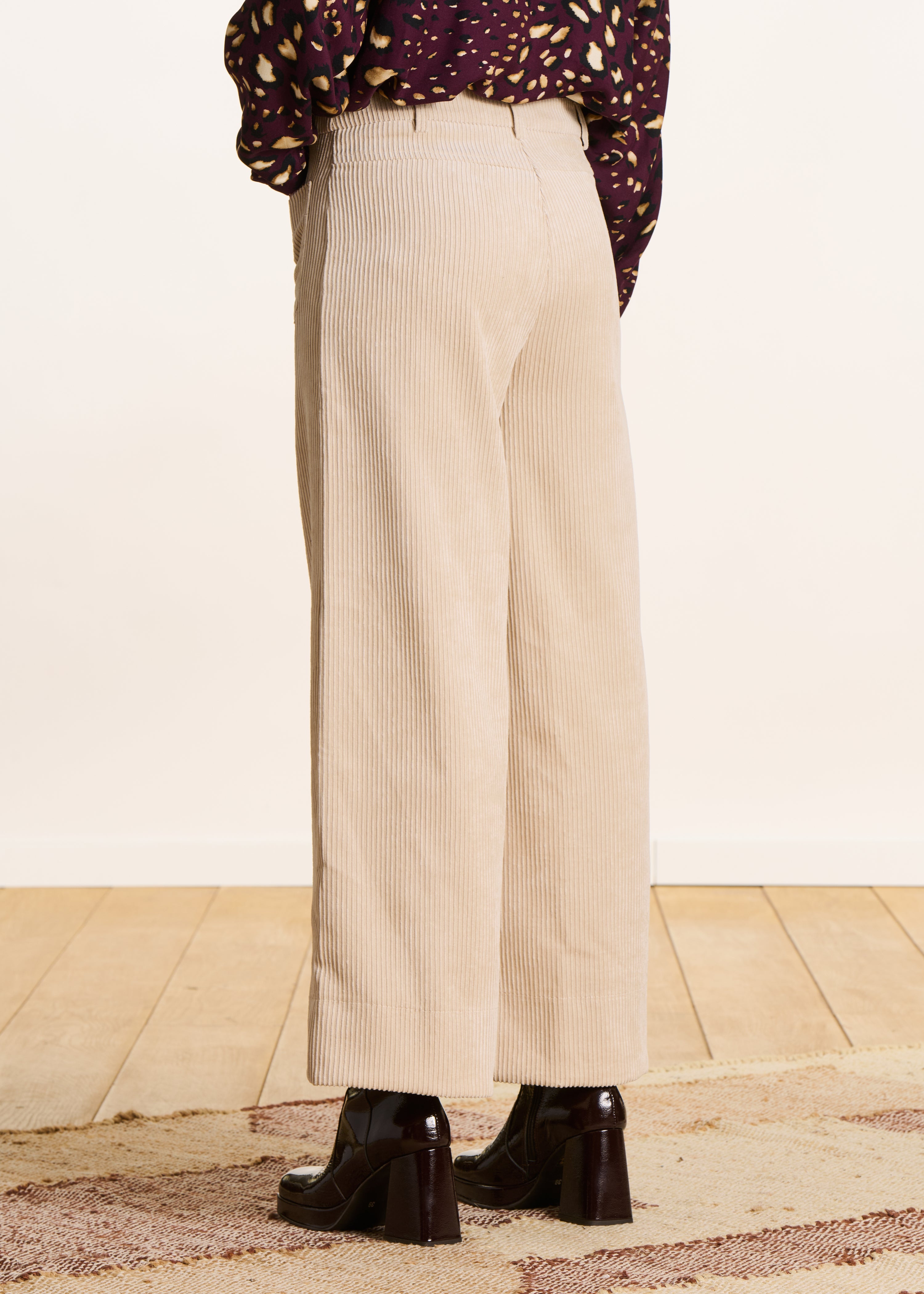 Pantalón cropped ancho en terciopelo acanalado écru