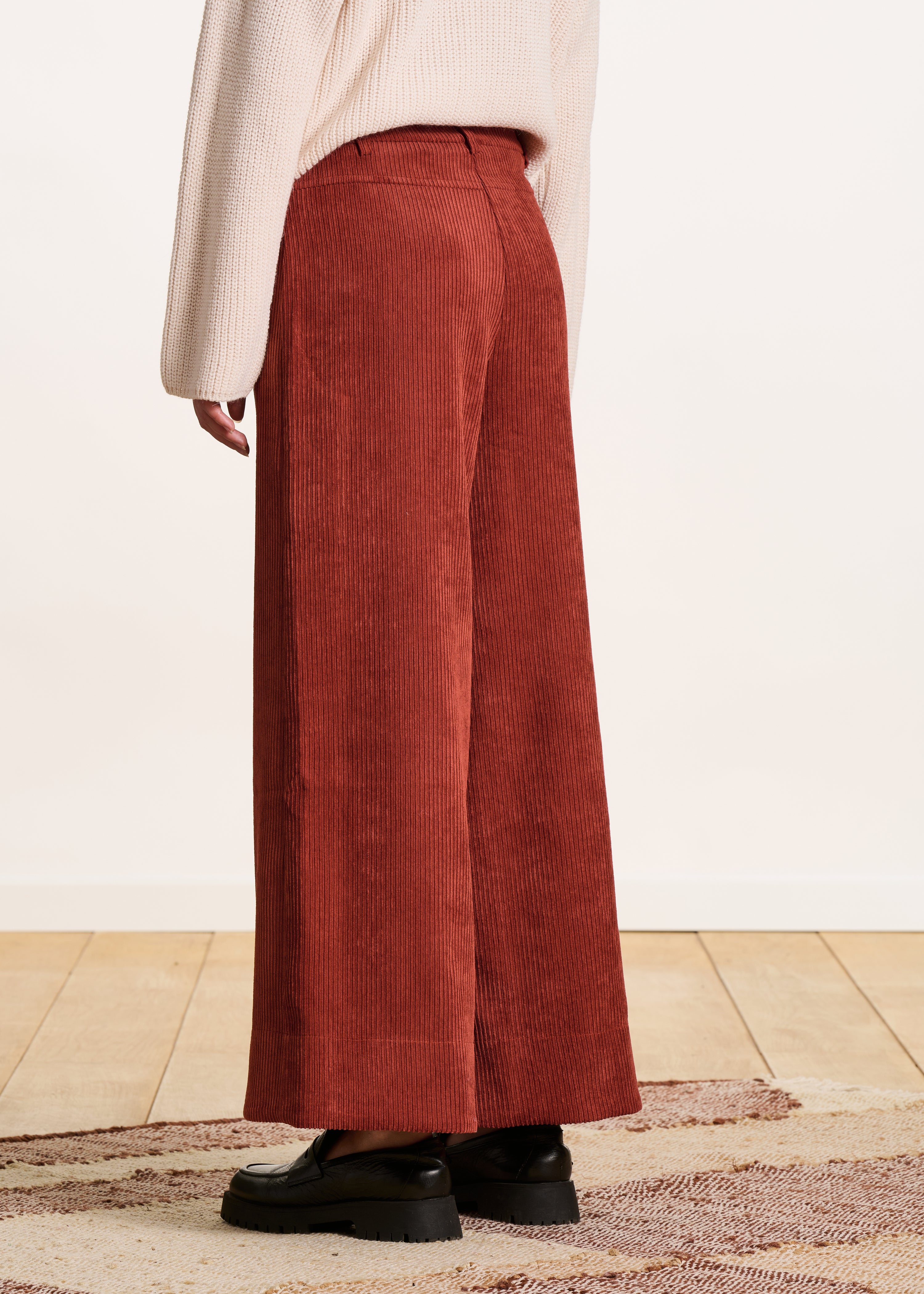 Pantalon cropped large en velours côtelé terracotta