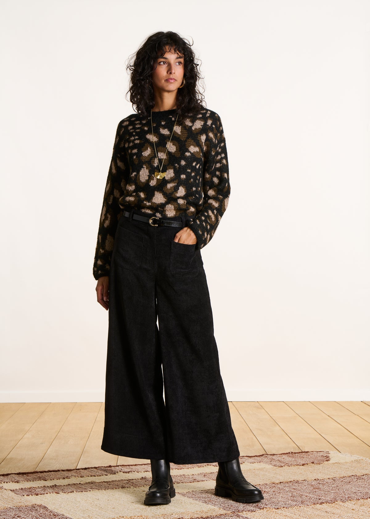 Pantalón cropped ancho en pana negro