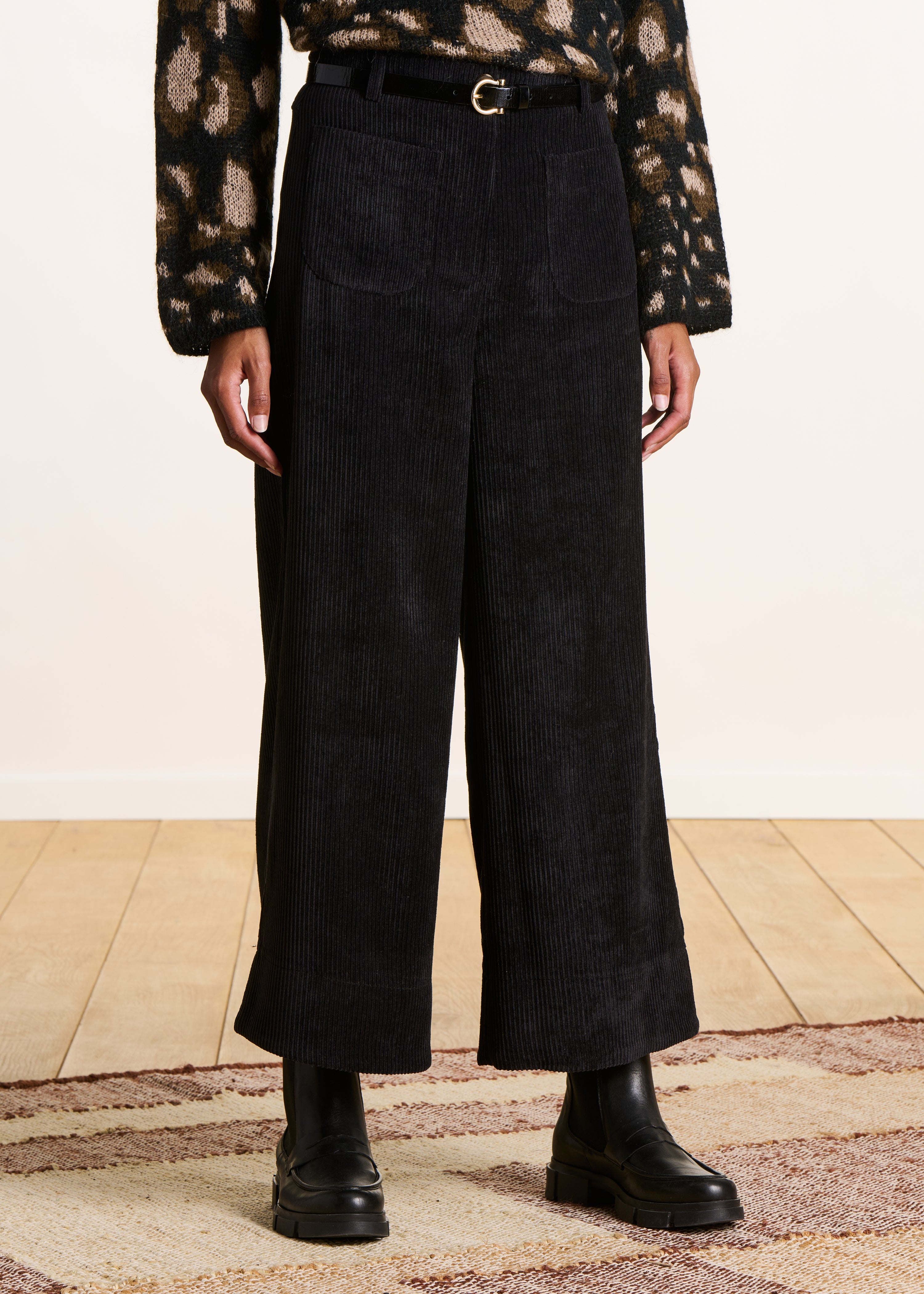 Pantalón cropped ancho en pana negro