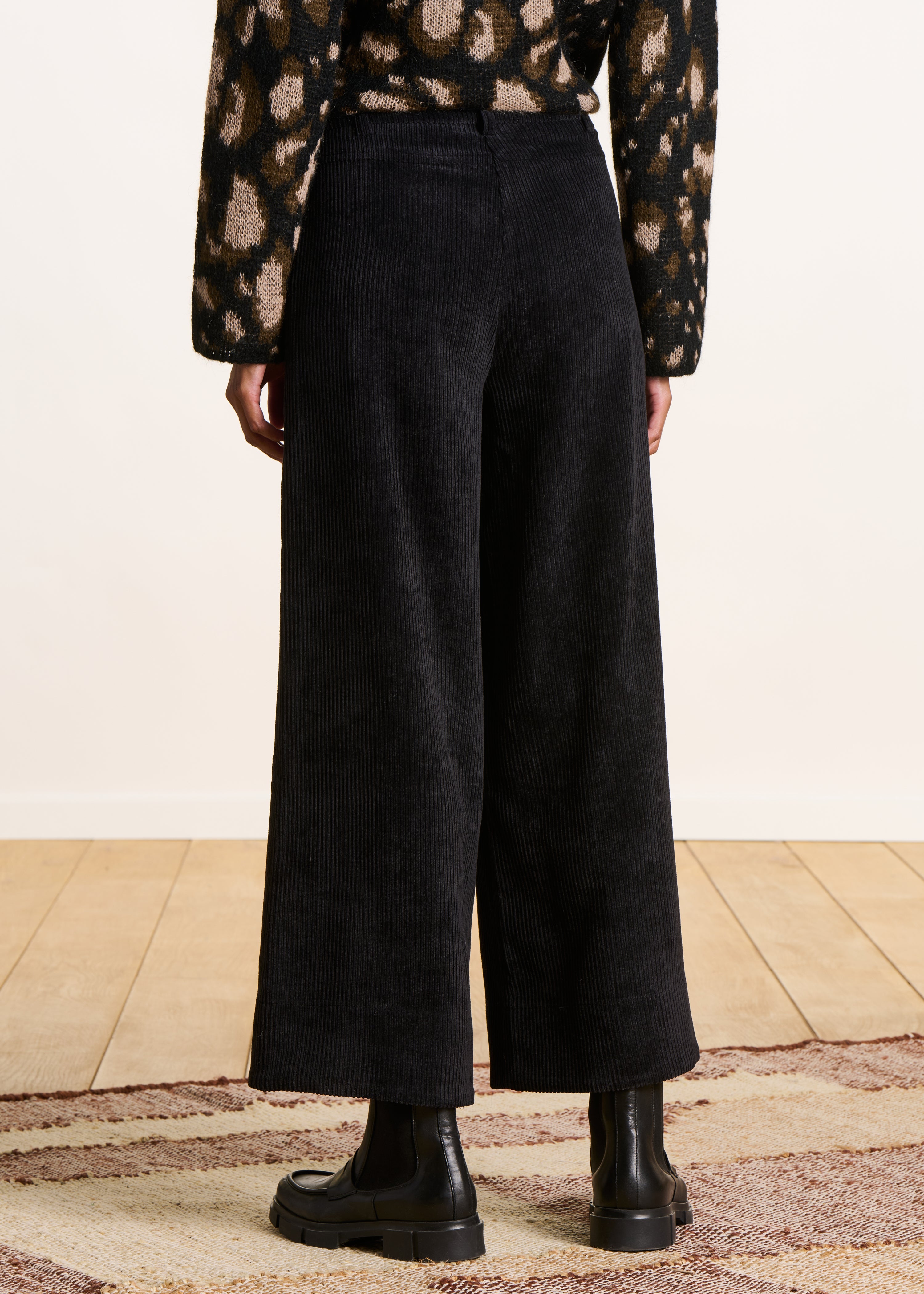 Pantalón cropped ancho en pana negro