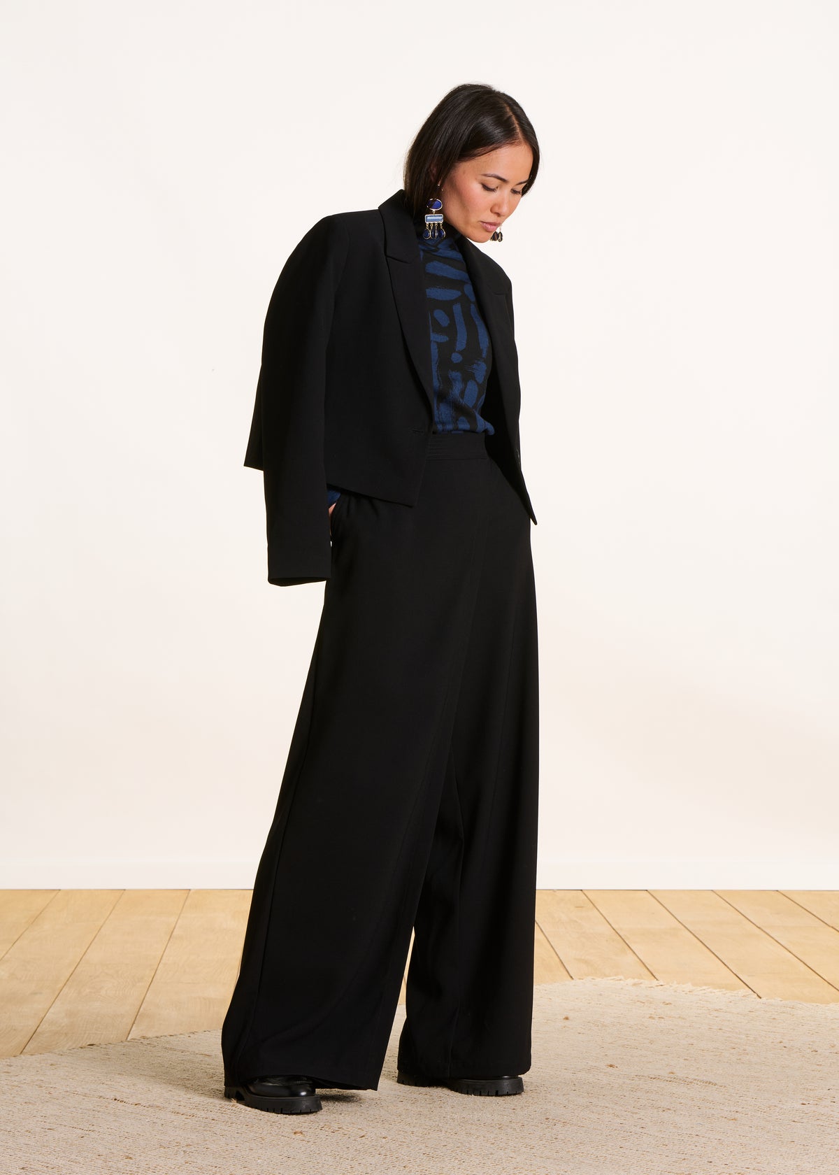 Pantalon noir large avec pan à taille haute