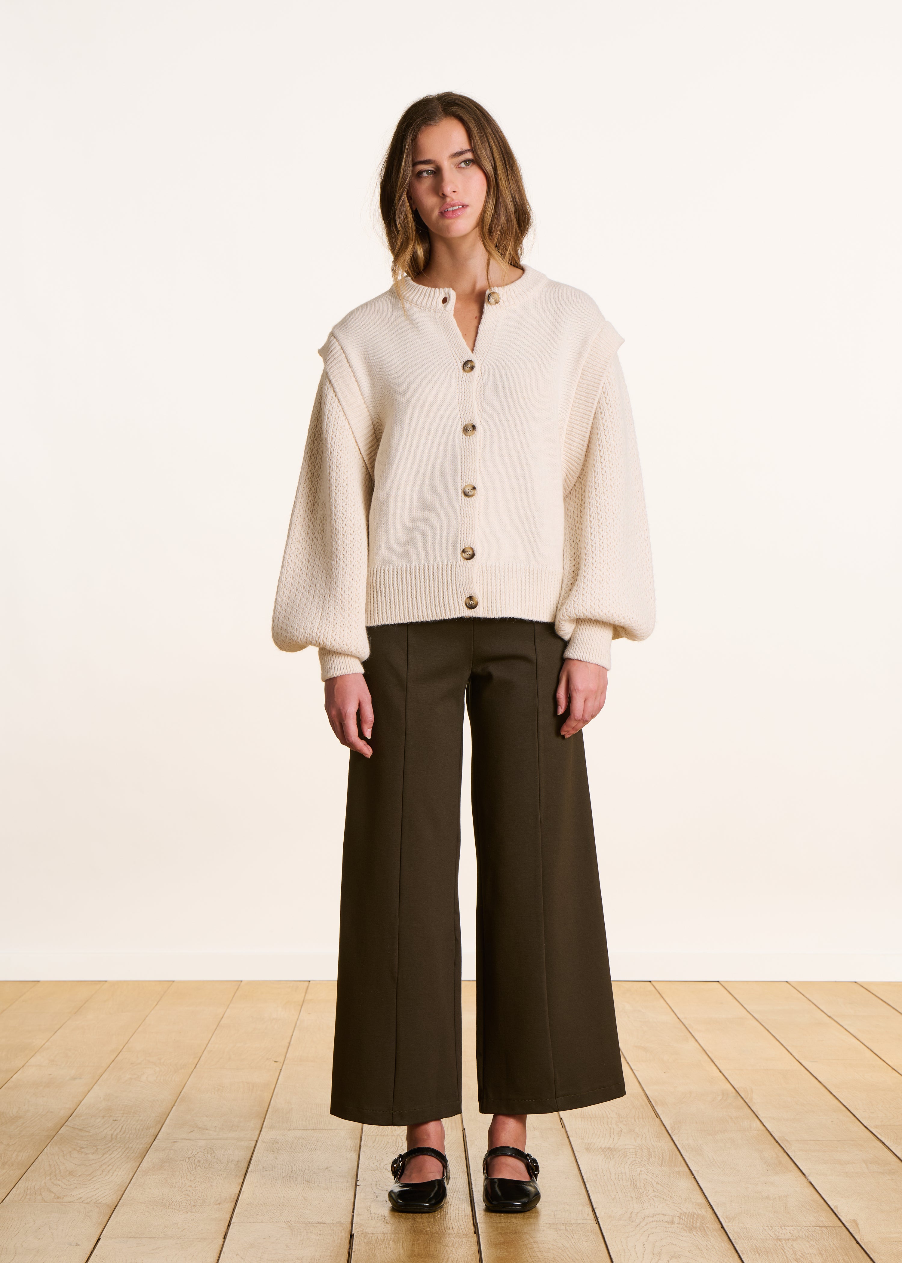 Pantalón cropped en jersey milano marrón con cintura elástica La