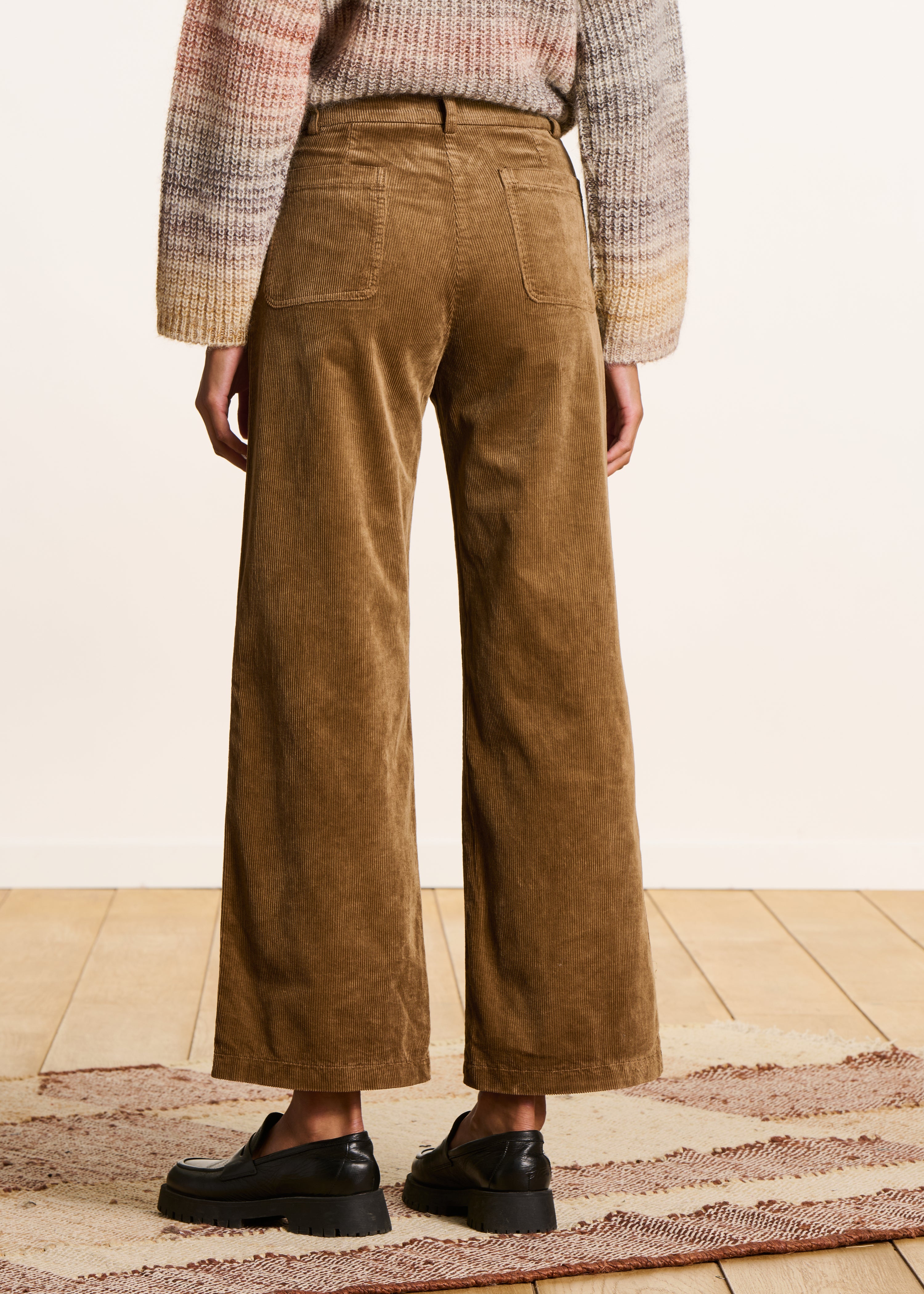 Pantalon large marron en velours côtelé taille haute