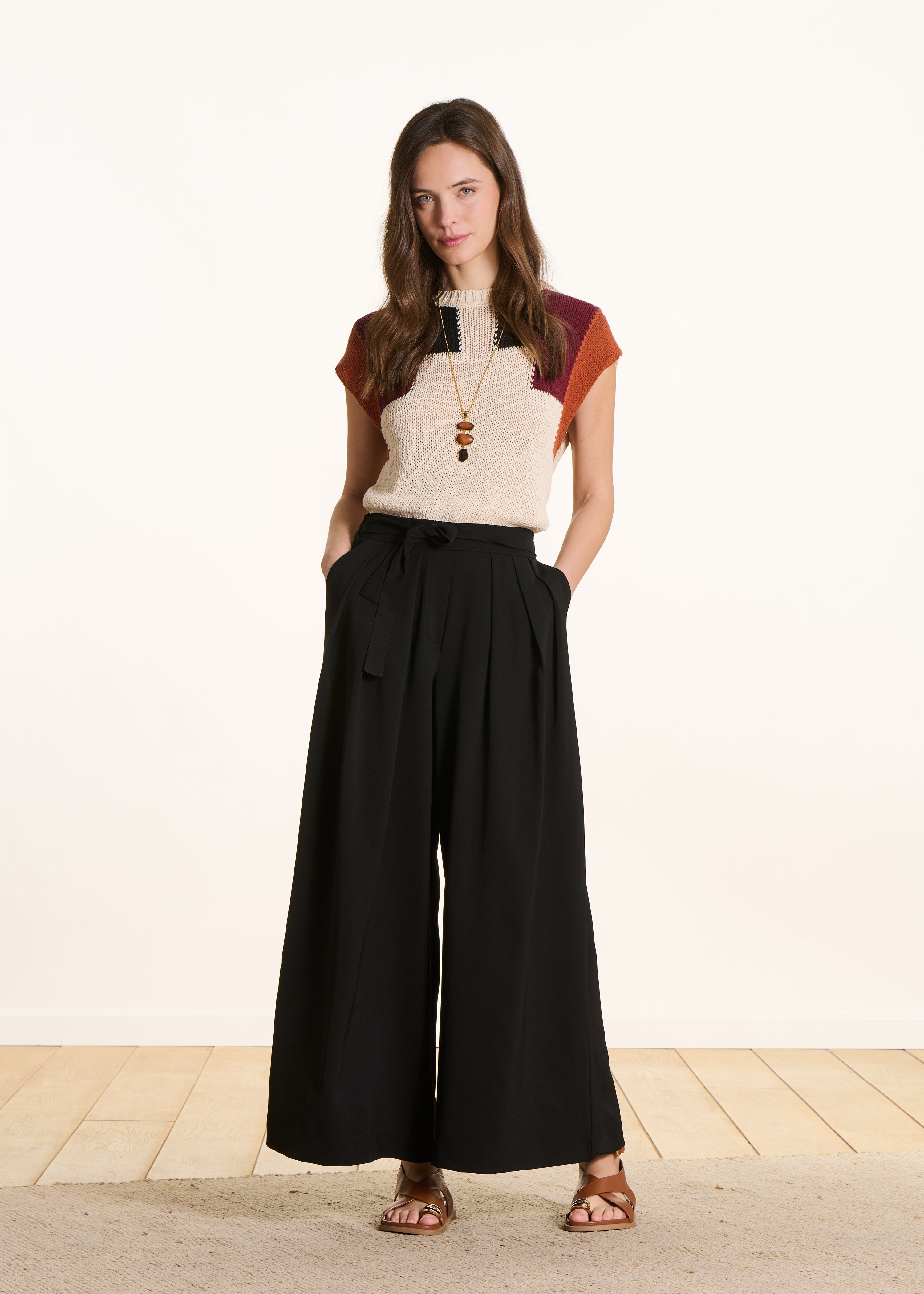 Pantalón negro ancho con pliegues y cintura elástica