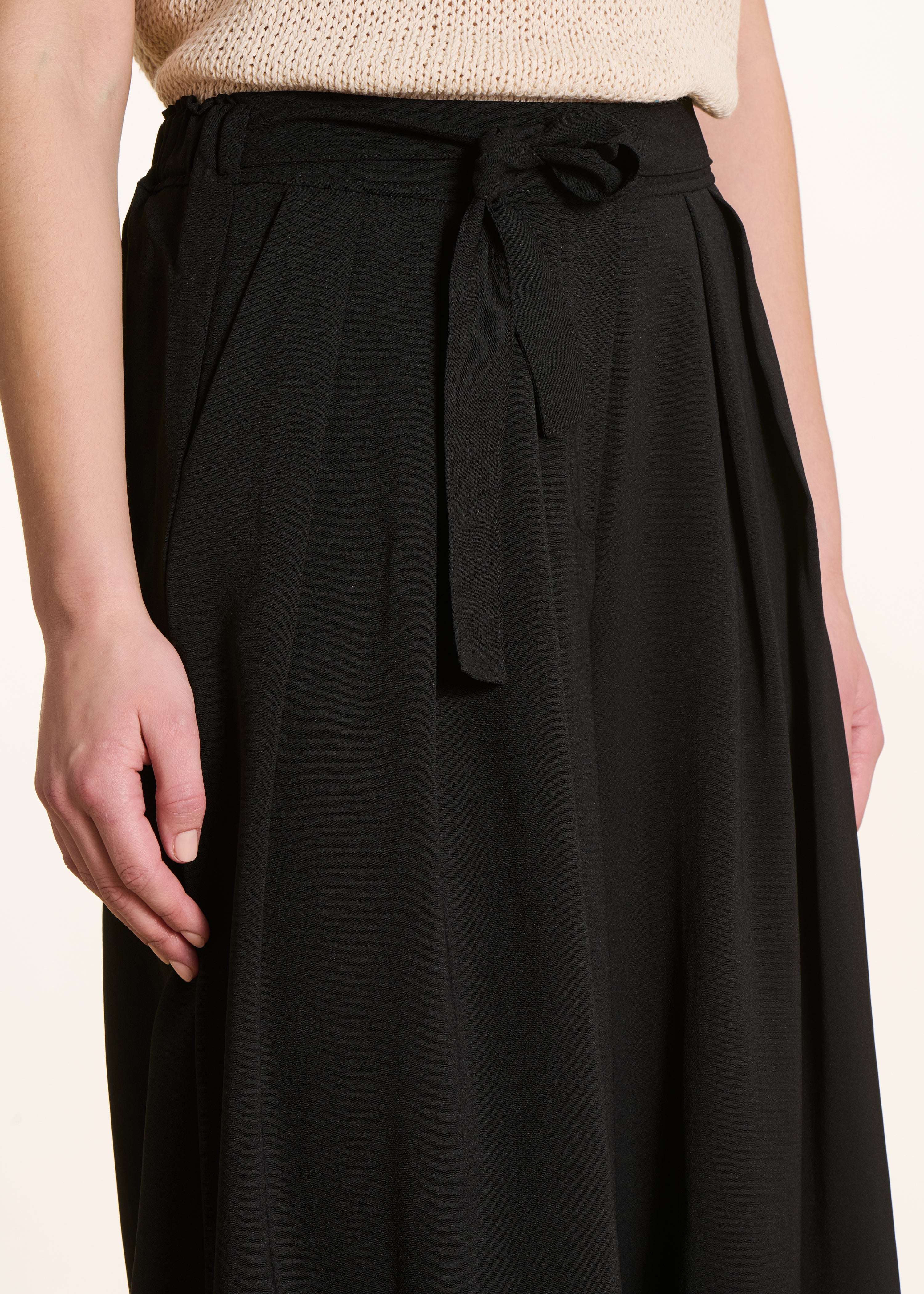 Pantalón negro ancho con pliegues y cintura elástica