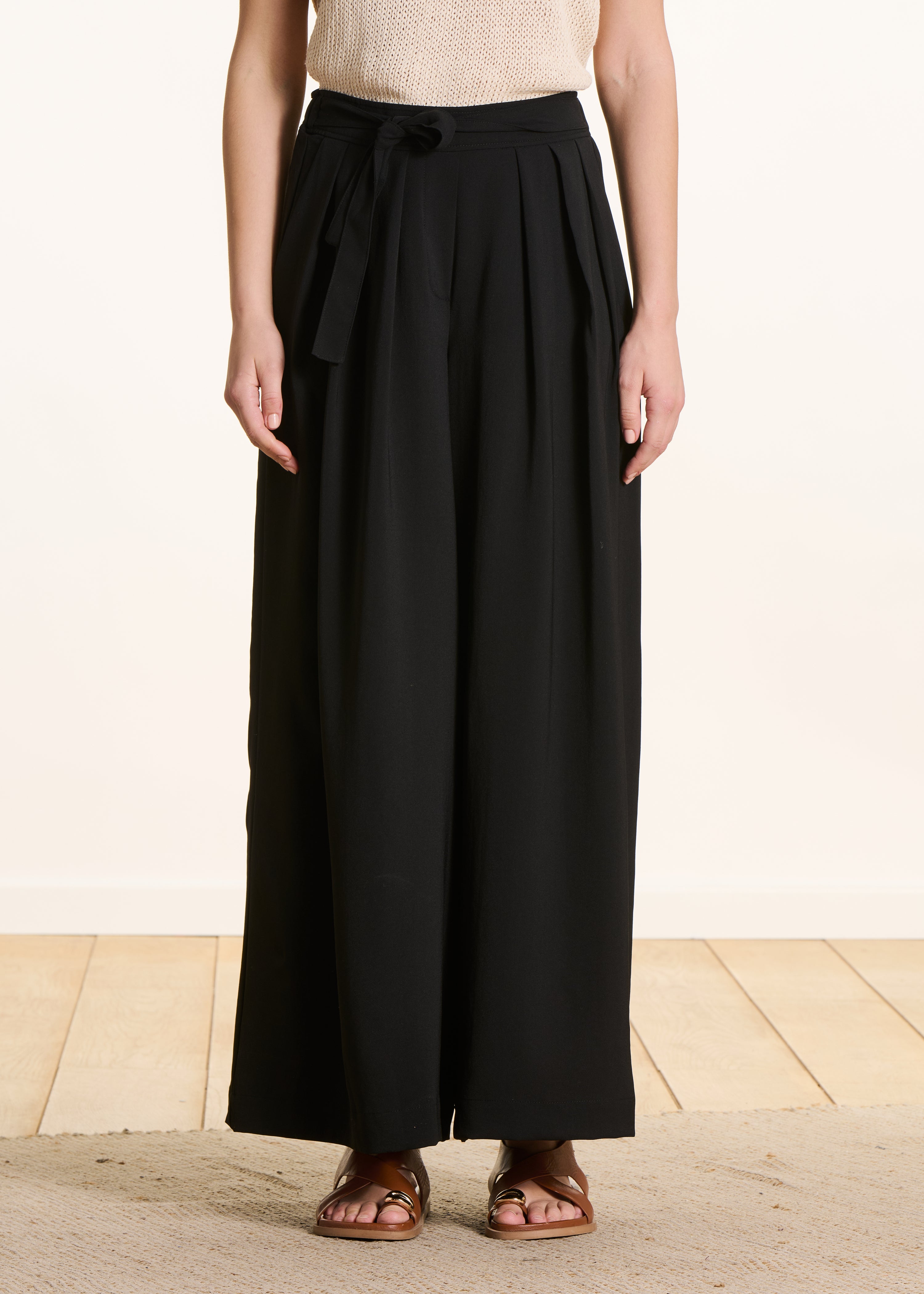 Pantalón negro ancho con pliegues y cintura elástica