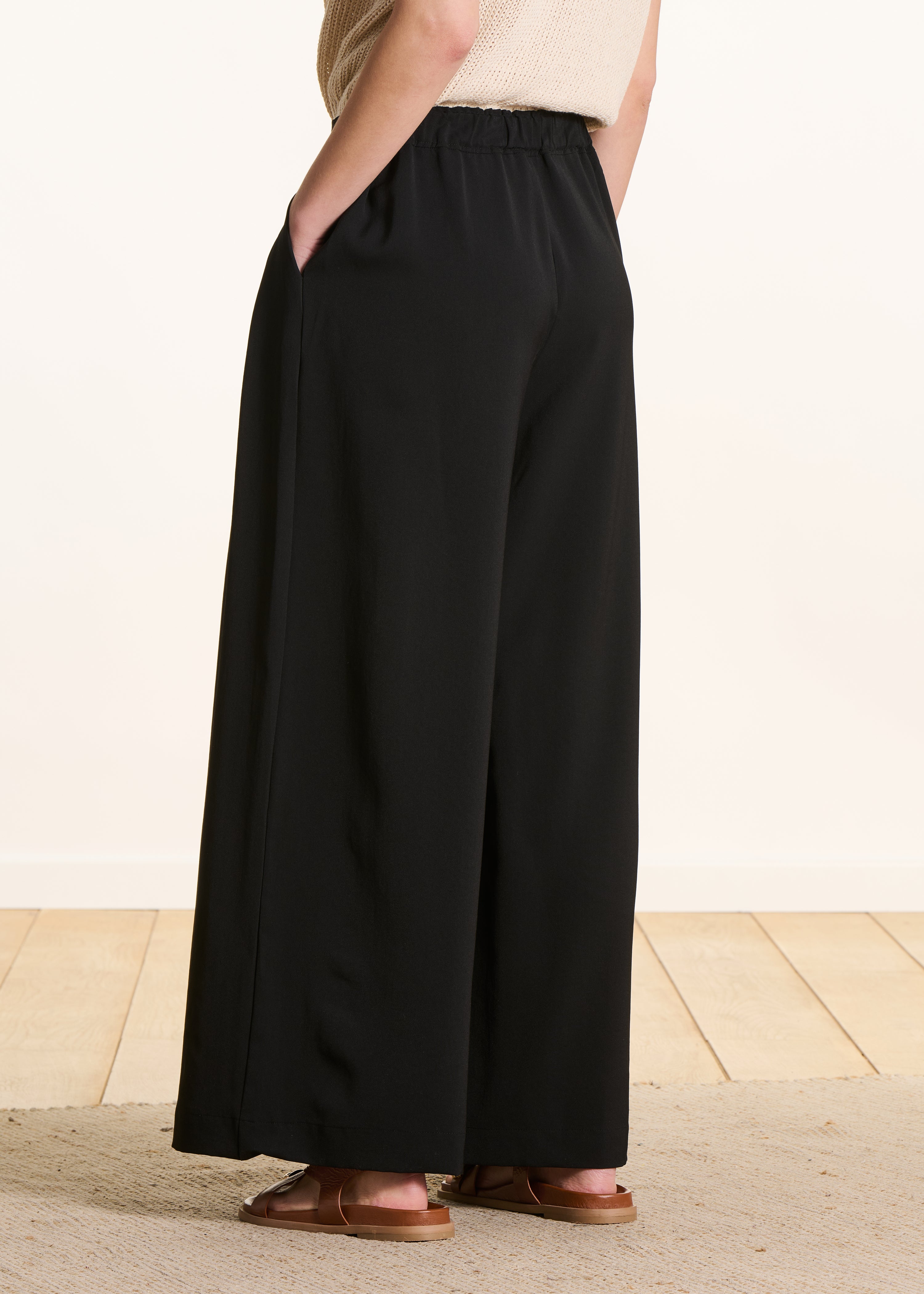 Pantalón negro ancho con pliegues y cintura elástica