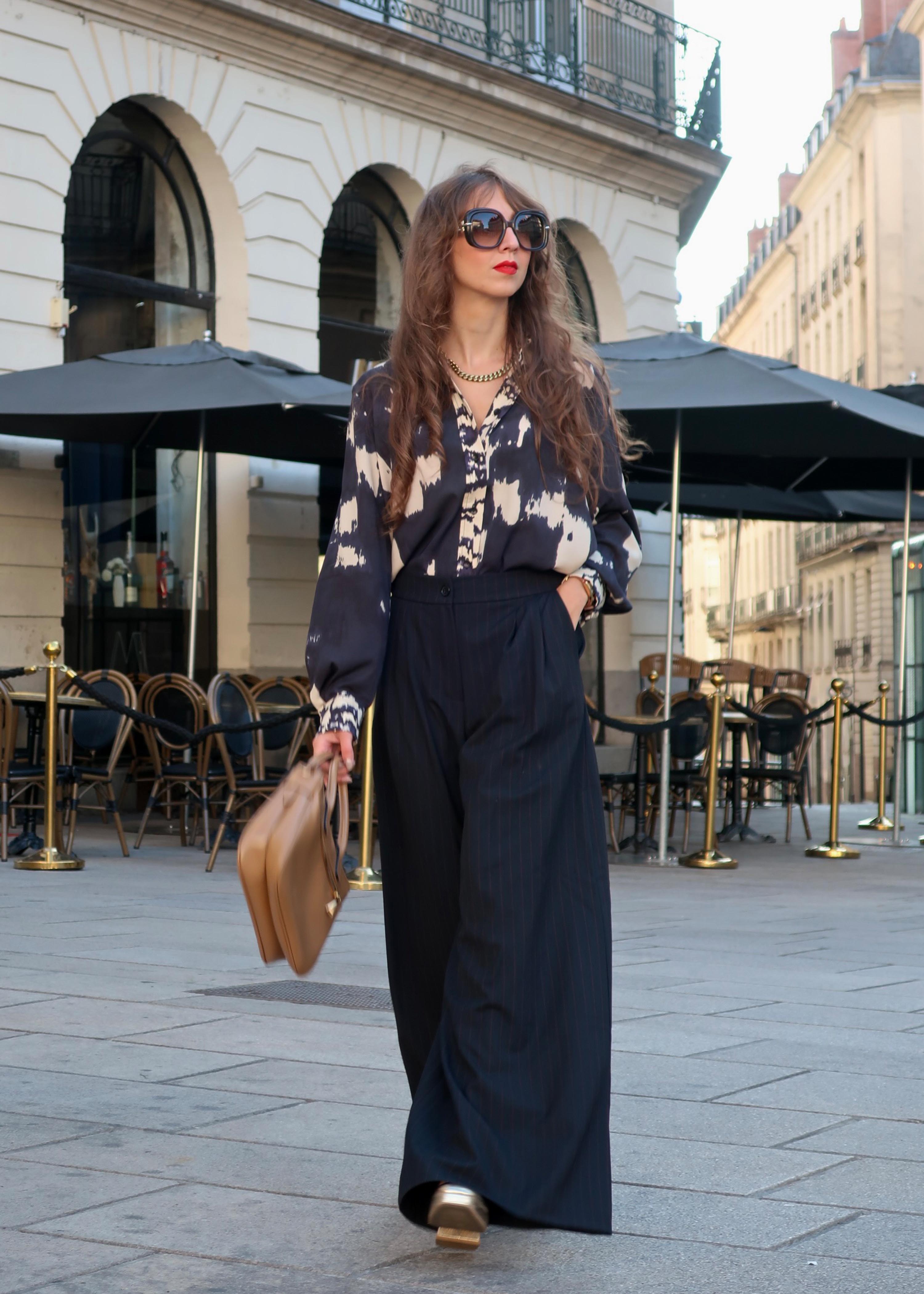 Pantalón azul oscuro oversize a rayas de talle alto