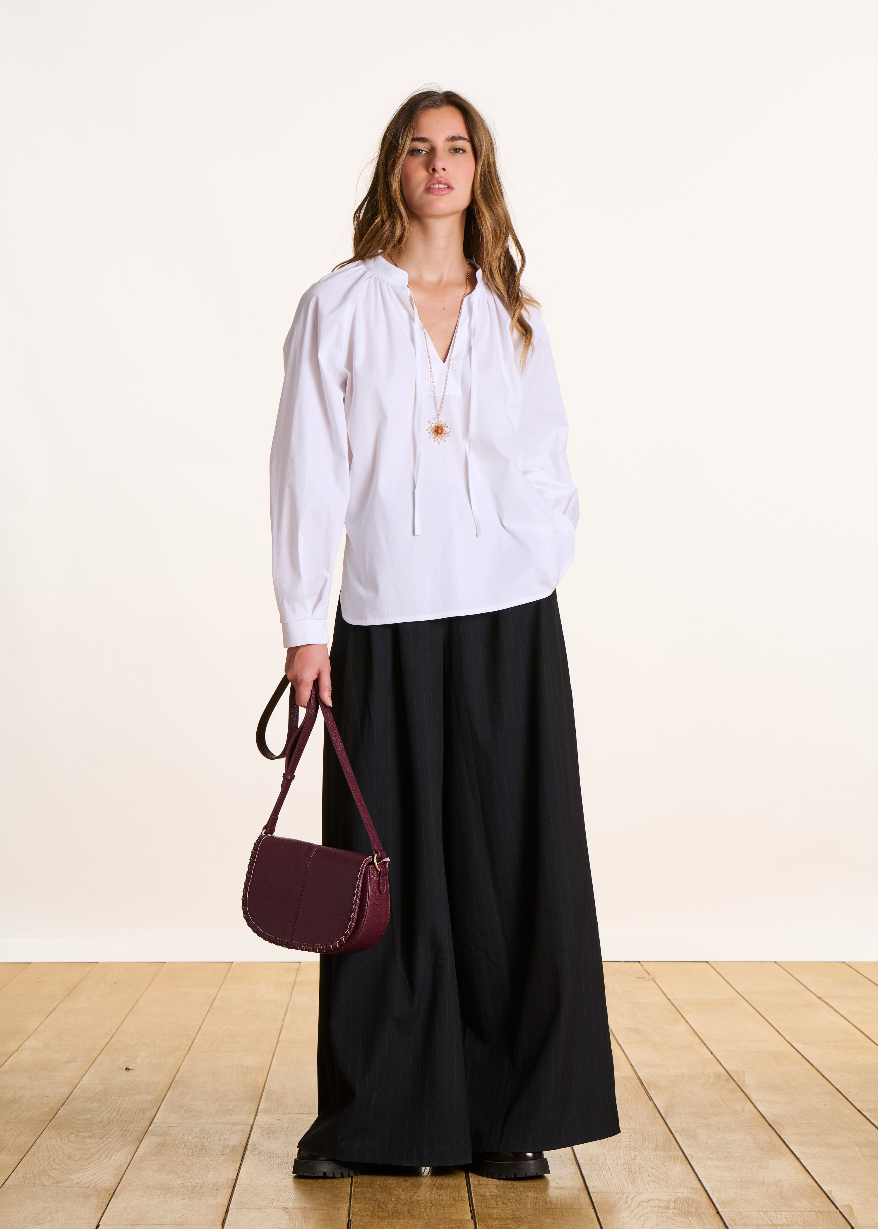 Pantalón azul oscuro oversize a rayas de talle alto