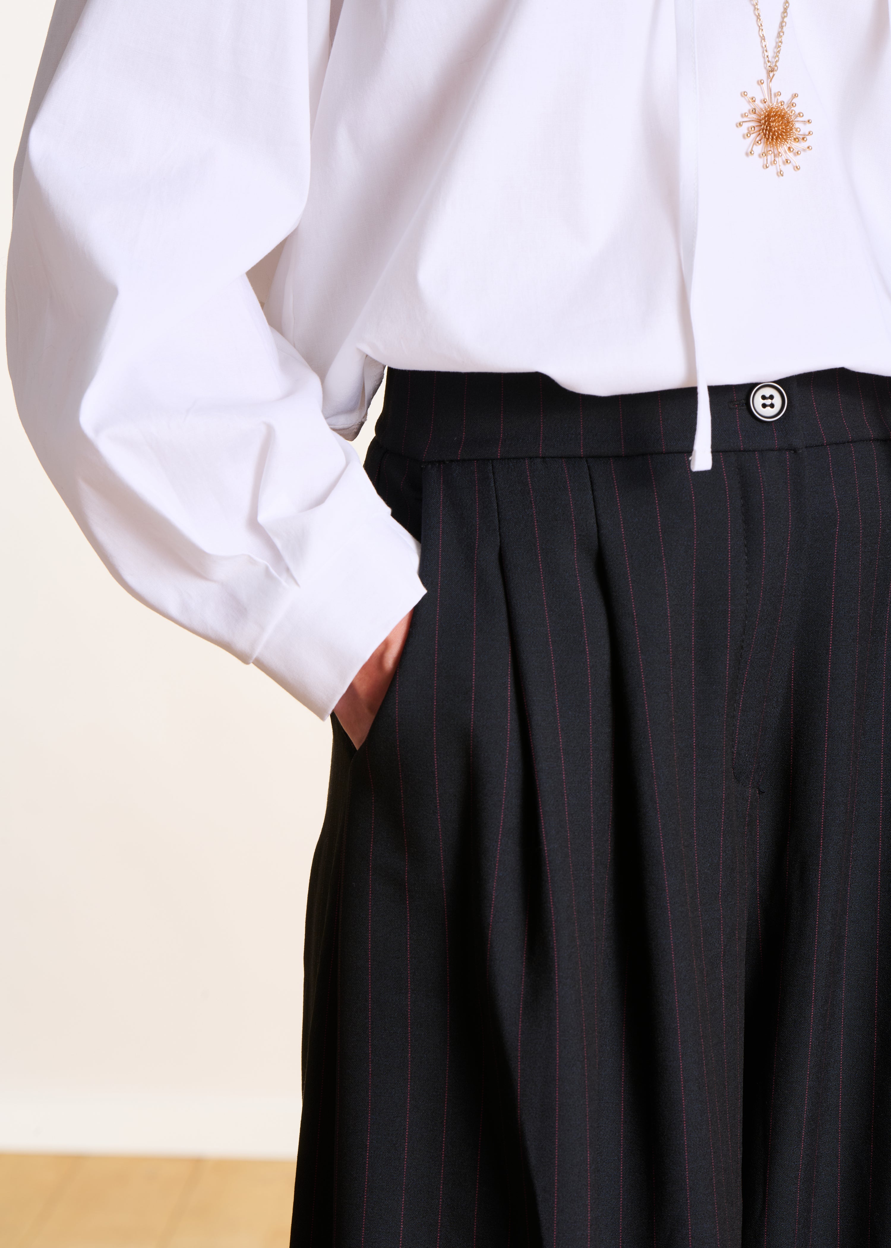Pantalón azul oscuro oversize a rayas de talle alto