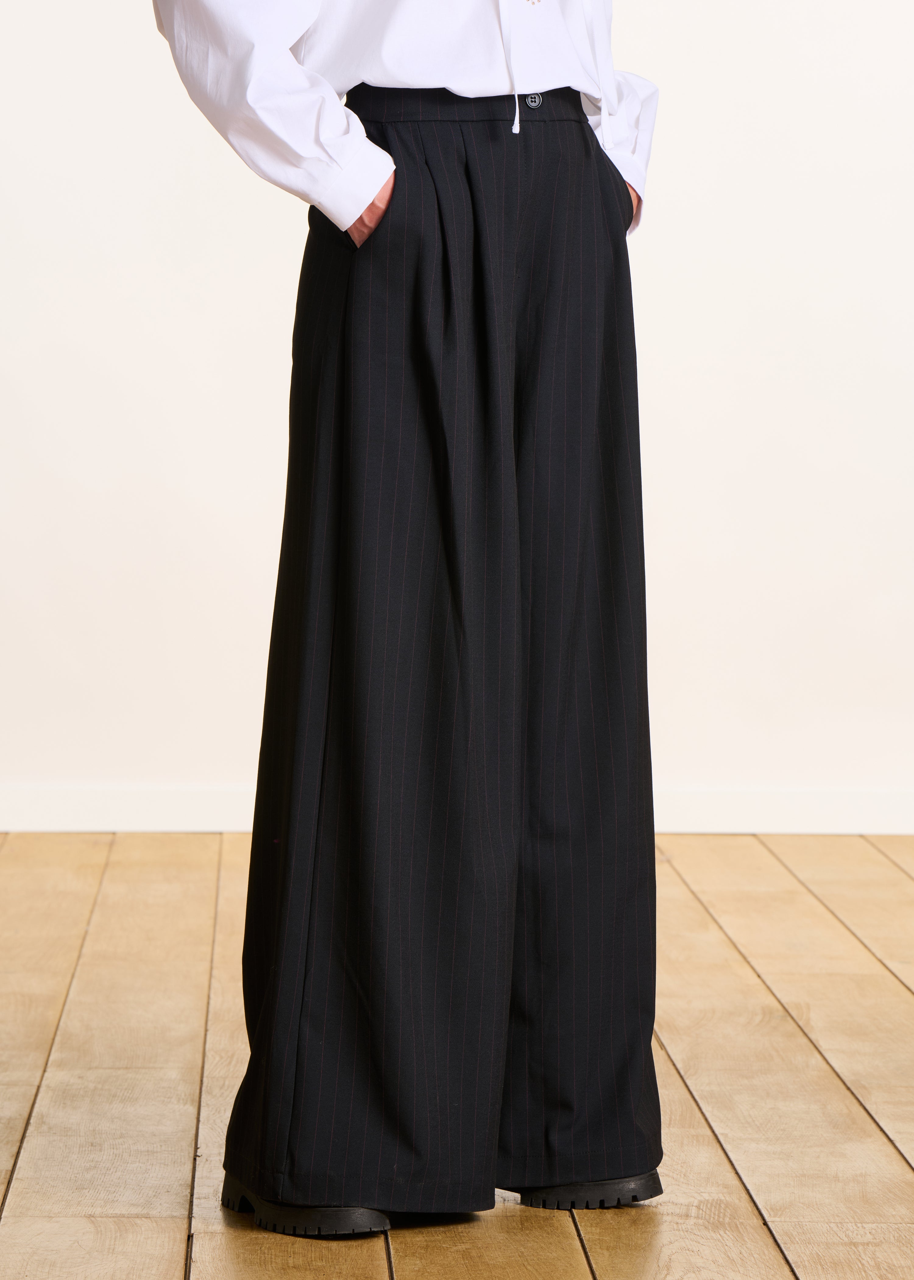Pantalón azul oscuro oversize a rayas de talle alto