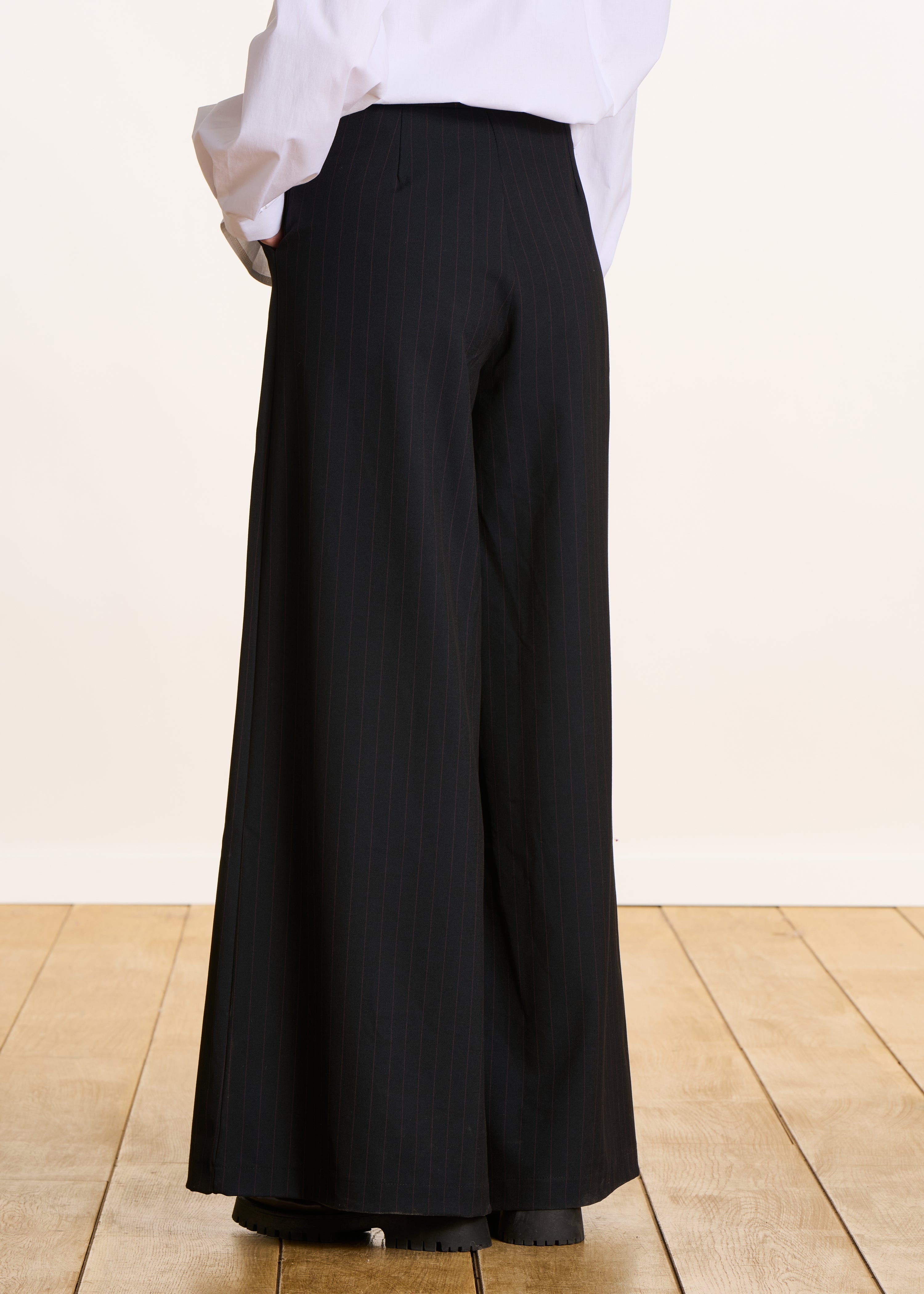 Pantalón azul oscuro oversize a rayas de talle alto