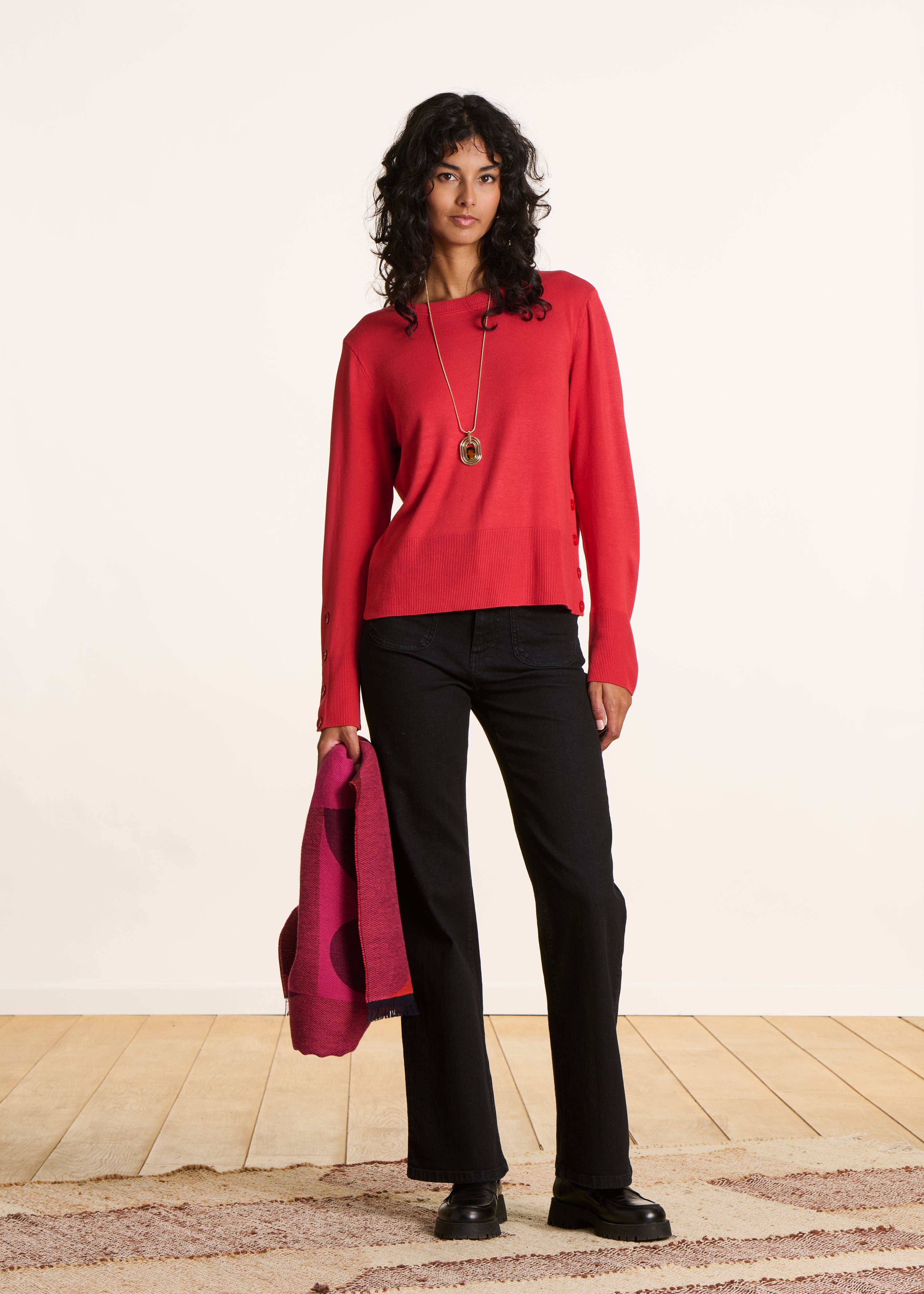 Jersey rojo de manga larga con cuello redondo