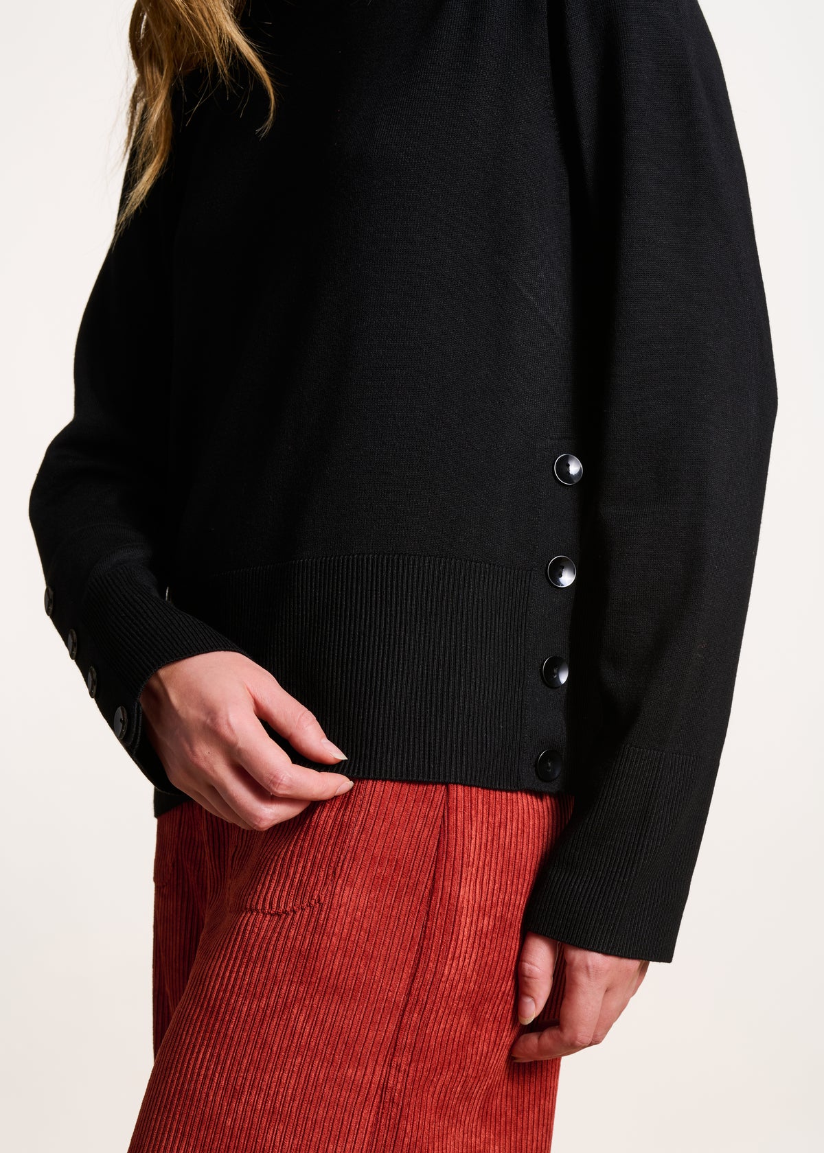 Sudadera negra de manga larga con cuello redondo