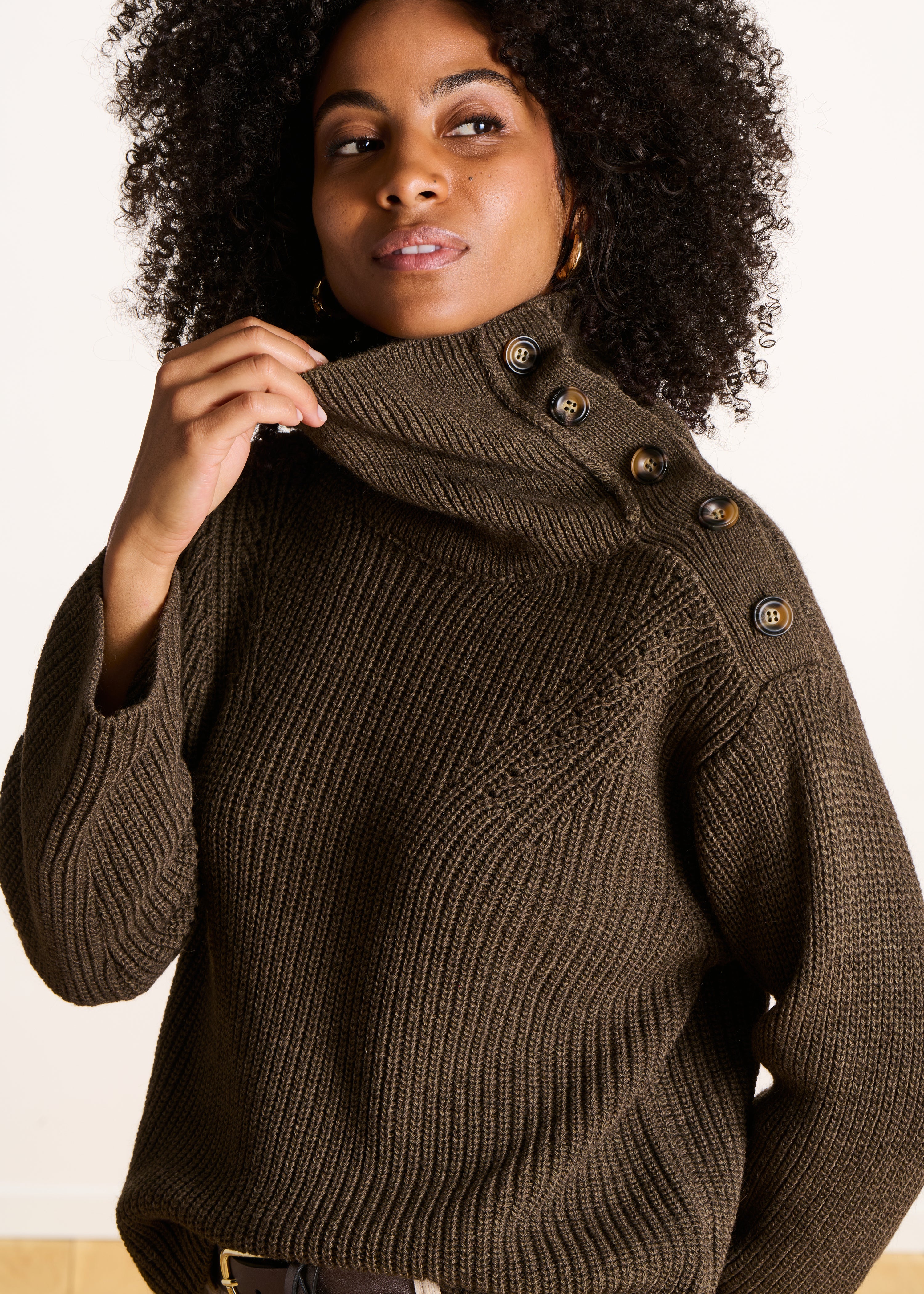 Pull kaki ample à manches longues col asymétrique