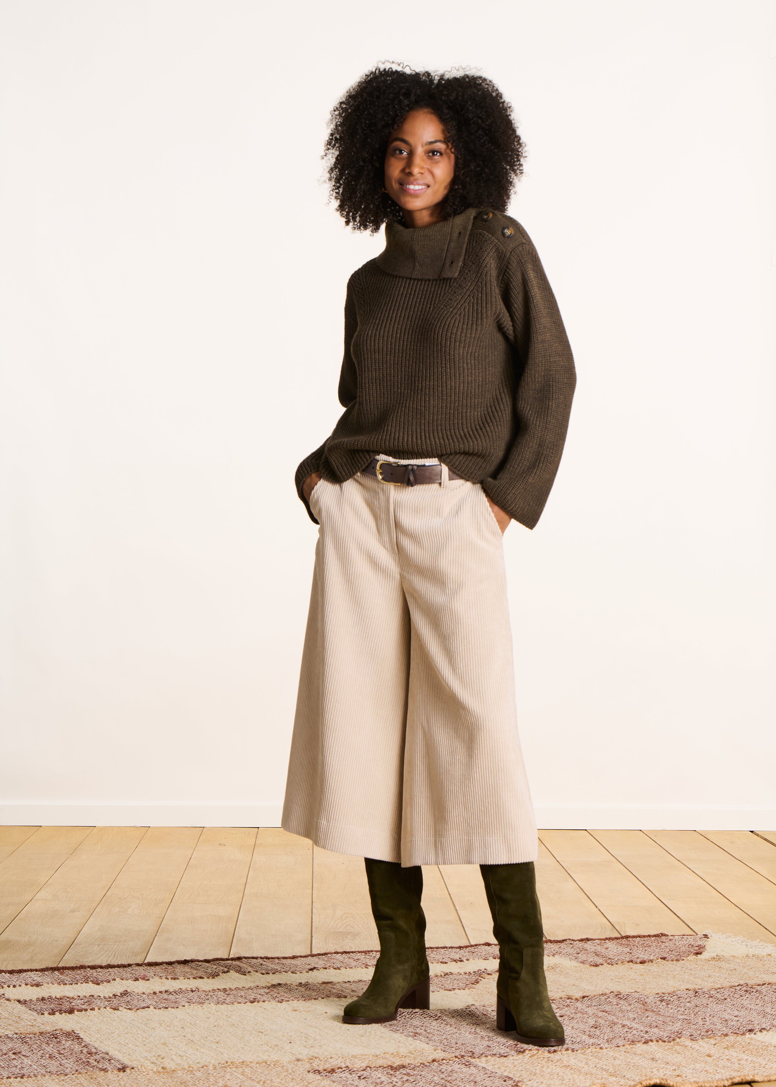 Pull kaki ample à manches longues col asymétrique