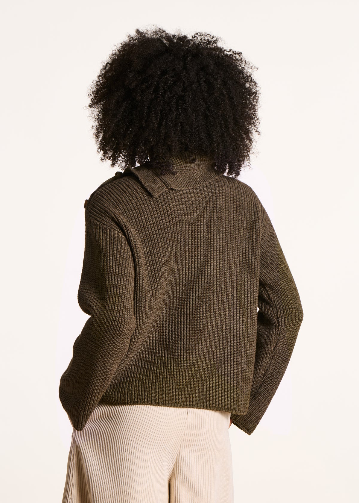 Pull kaki ample à manches longues col asymétrique
