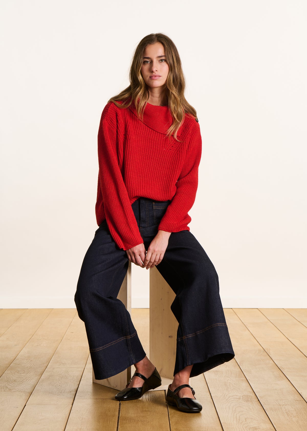 Pull rouge ample à manches longues col asymétrique