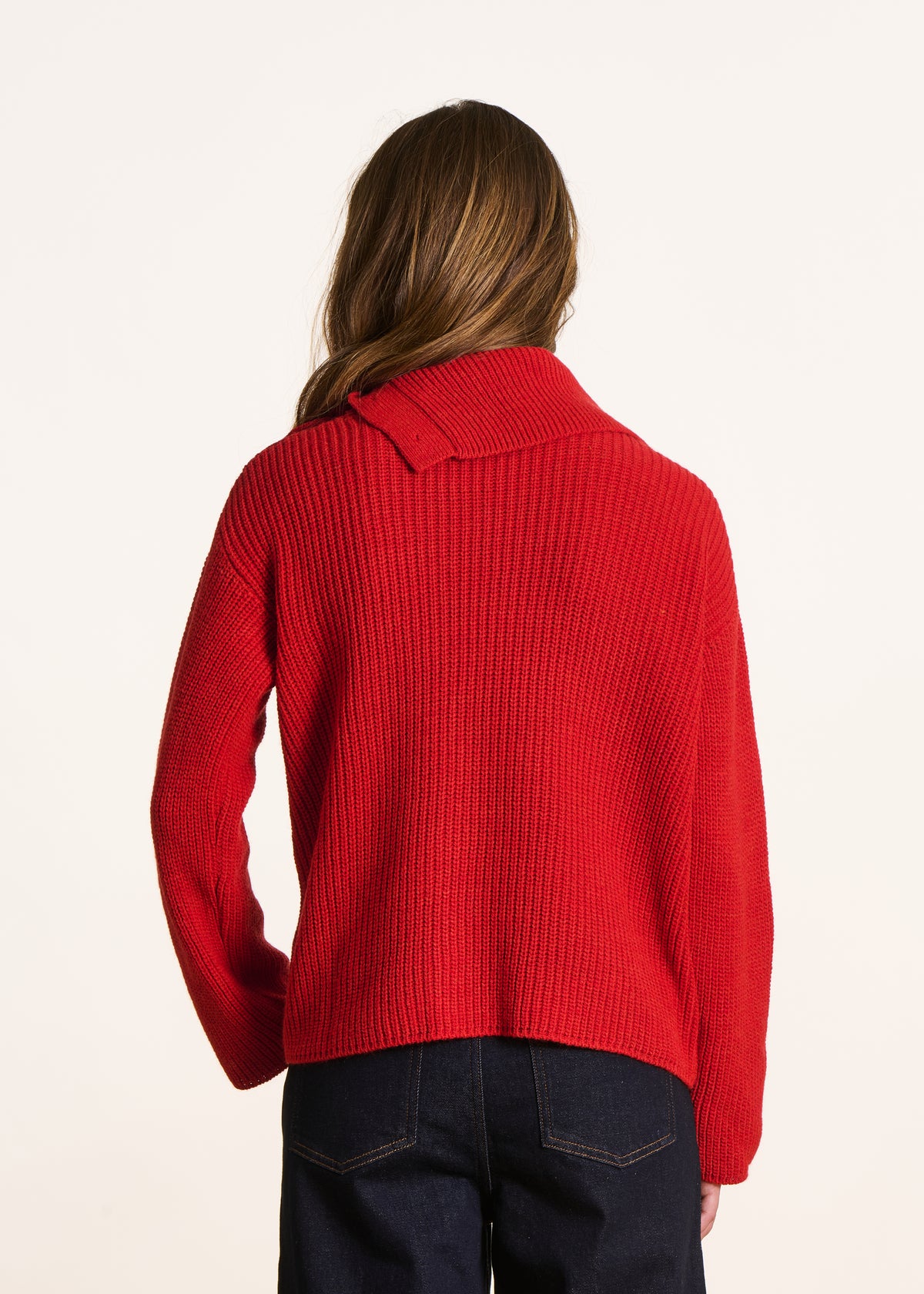 Pull rouge ample à manches longues col asymétrique