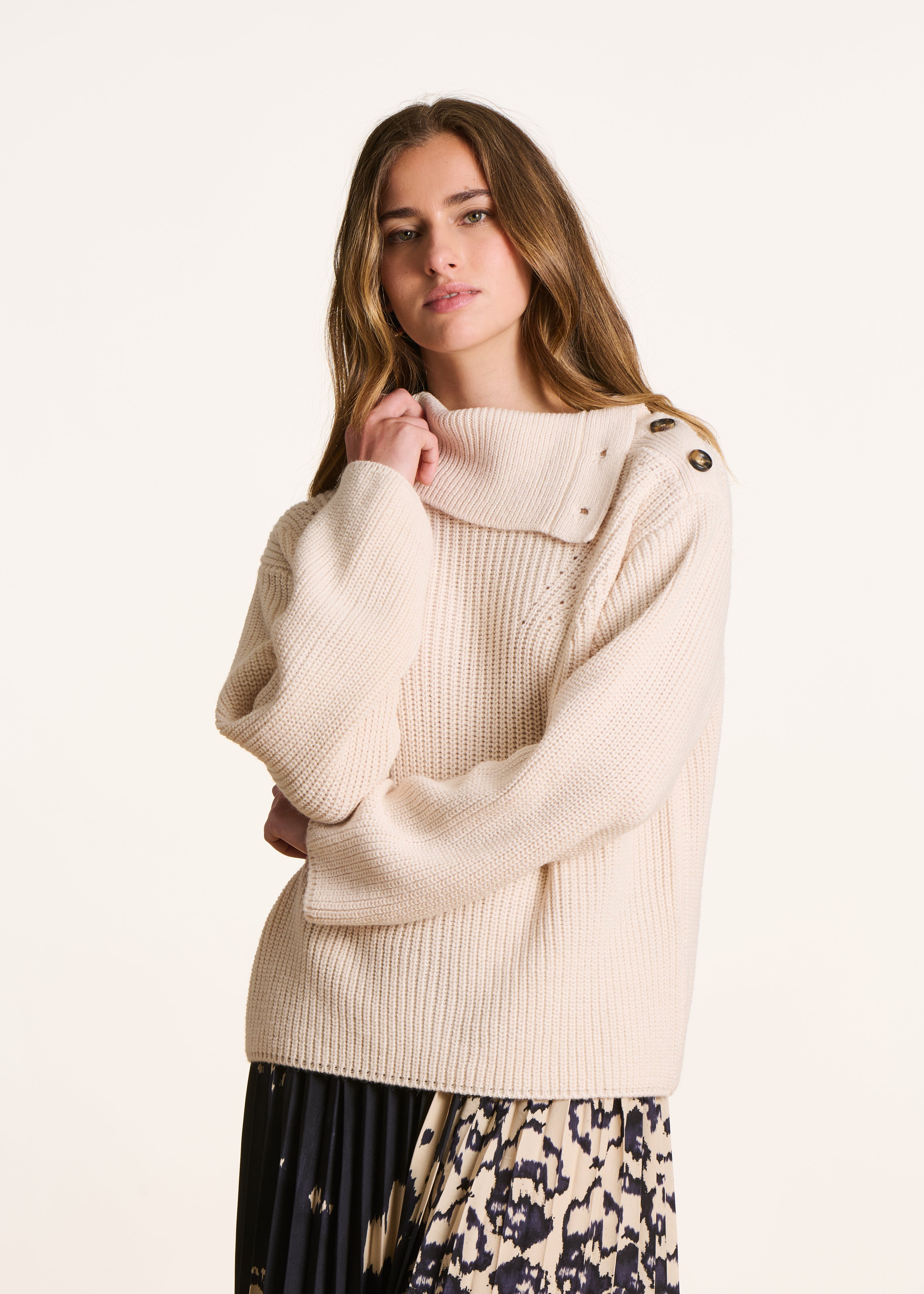 Pull écru ample à manches longues col asymétrique