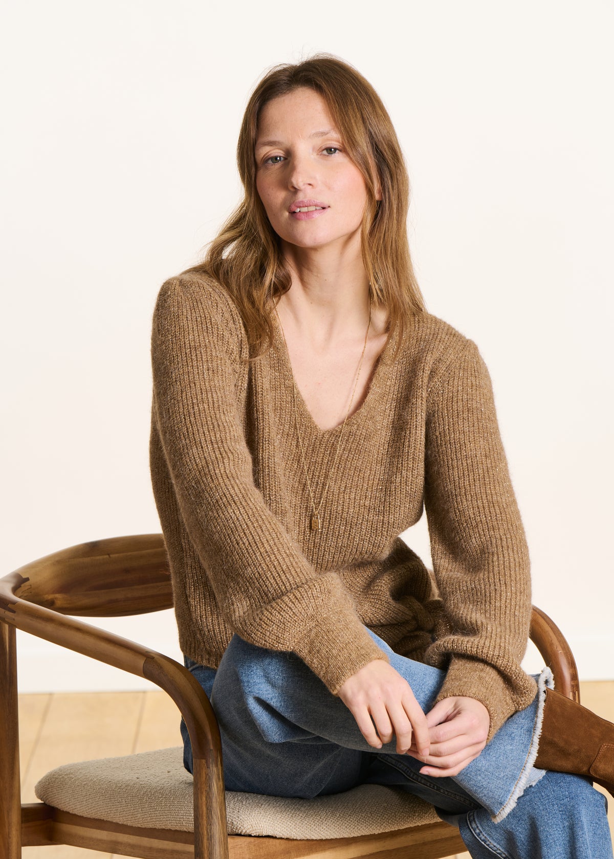 Pull court marron en maille irisée manches longues col V