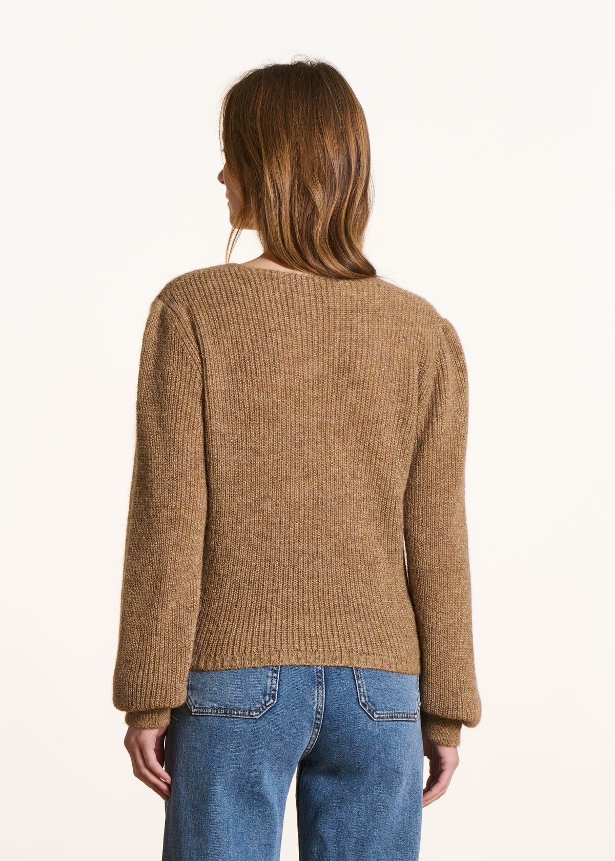 Pull court marron en maille irisée manches longues col V