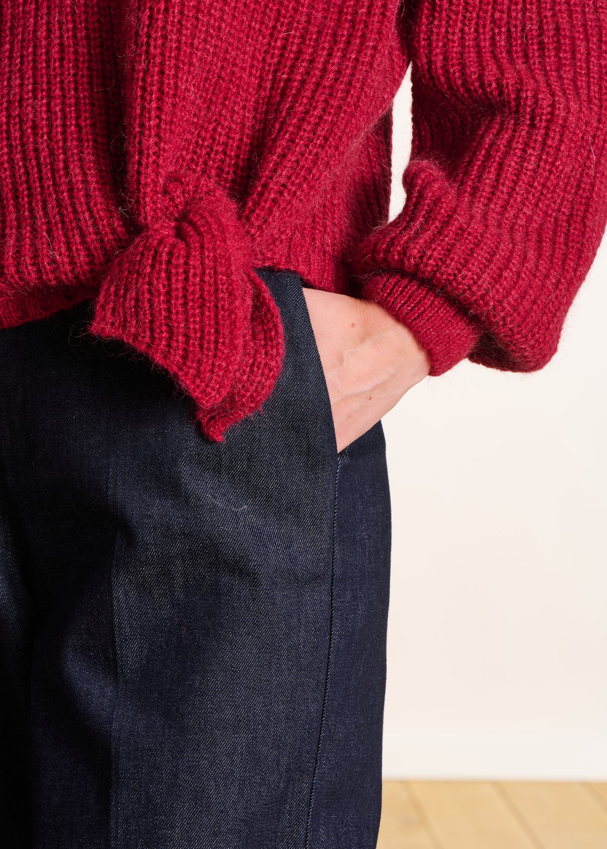 Maglione corto rosso maniche lunghe scollo a V