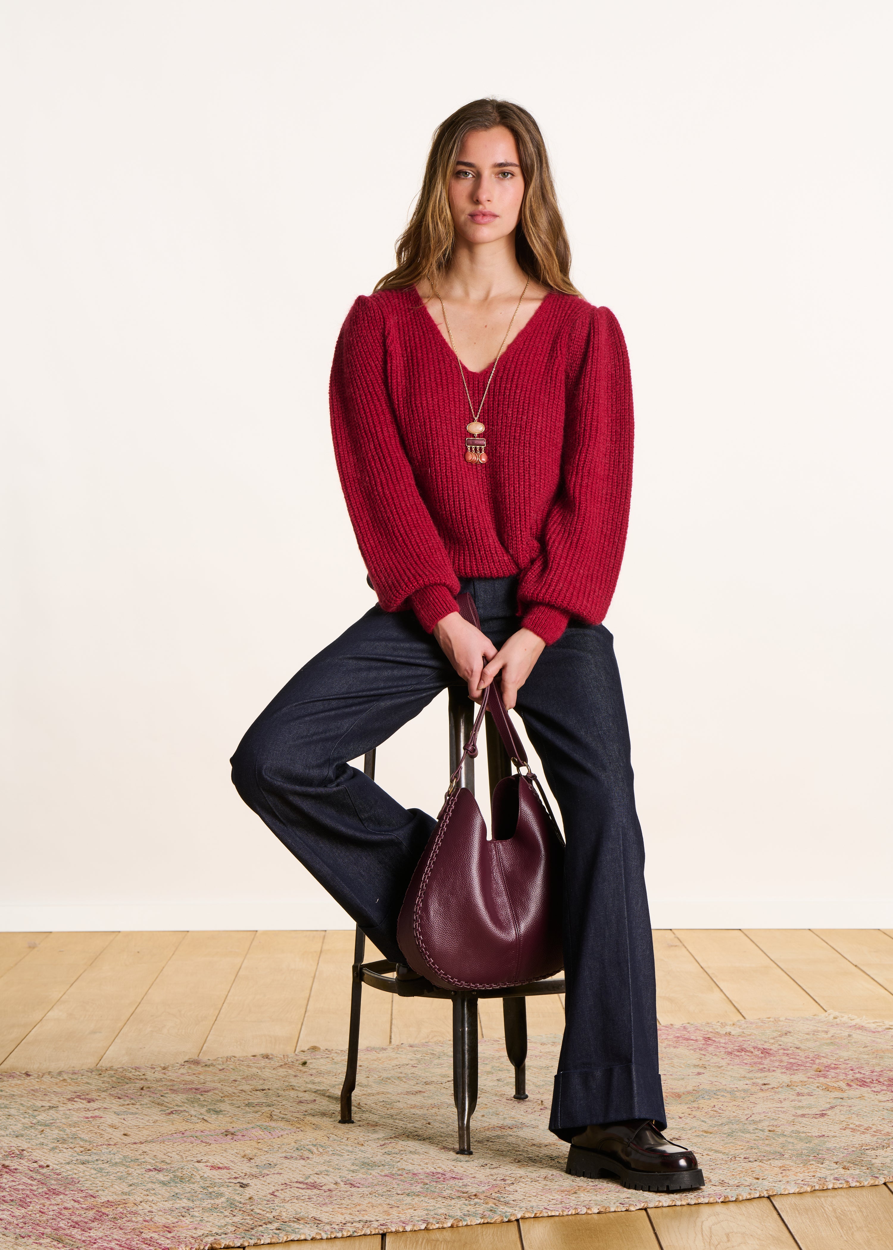 Maglione corto rosso maniche lunghe scollo a V