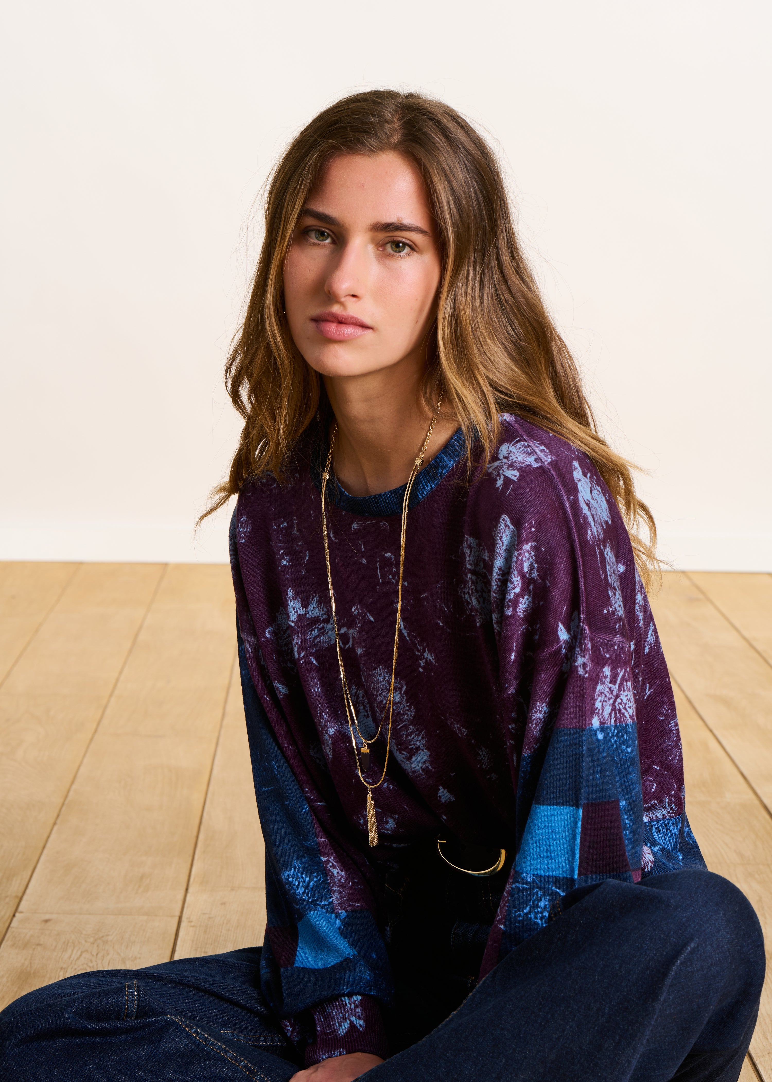 Maglione corto blu e prugna in lana con scollo rotondo La Fée