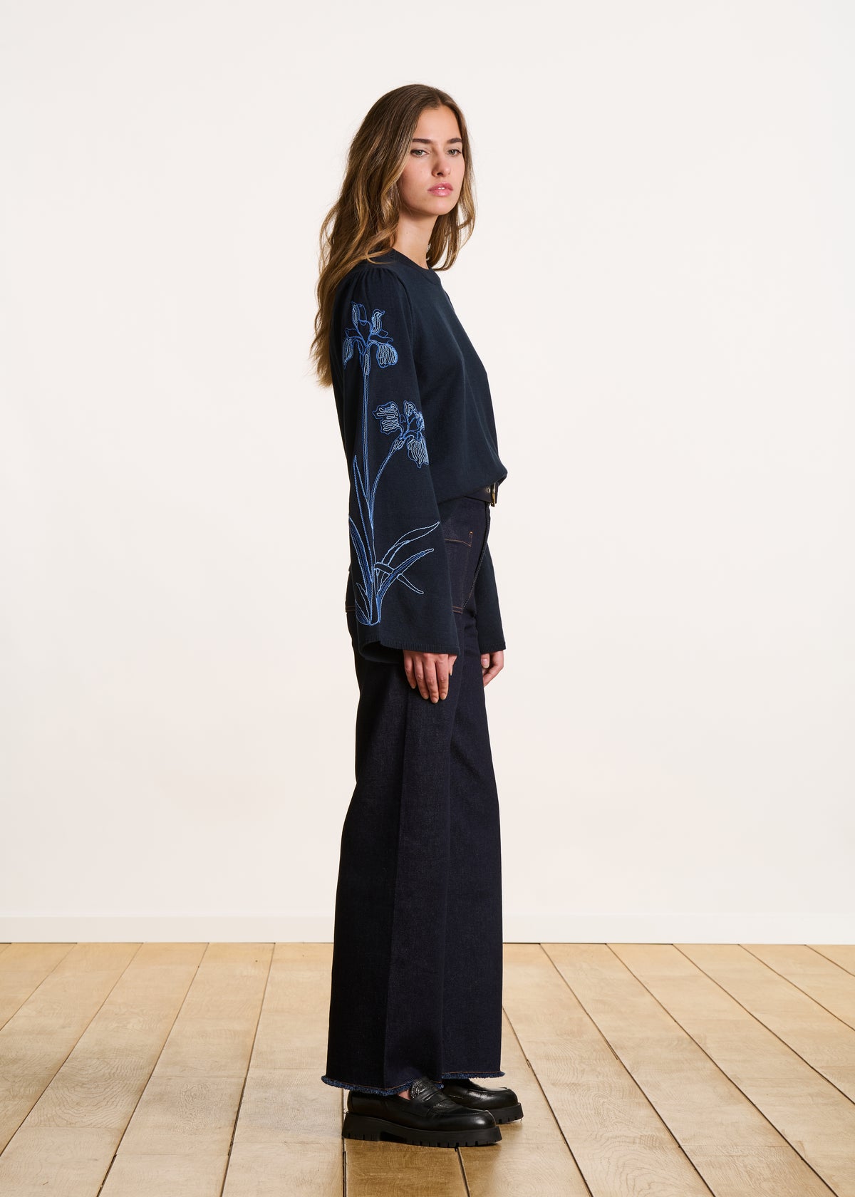 Dark blue sweater with embroidery long sleeves